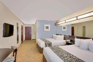 1 Queen Bed, Mobility/Hearing Access Suite, Bathtub w/ Grab Bars, Non-Smoking