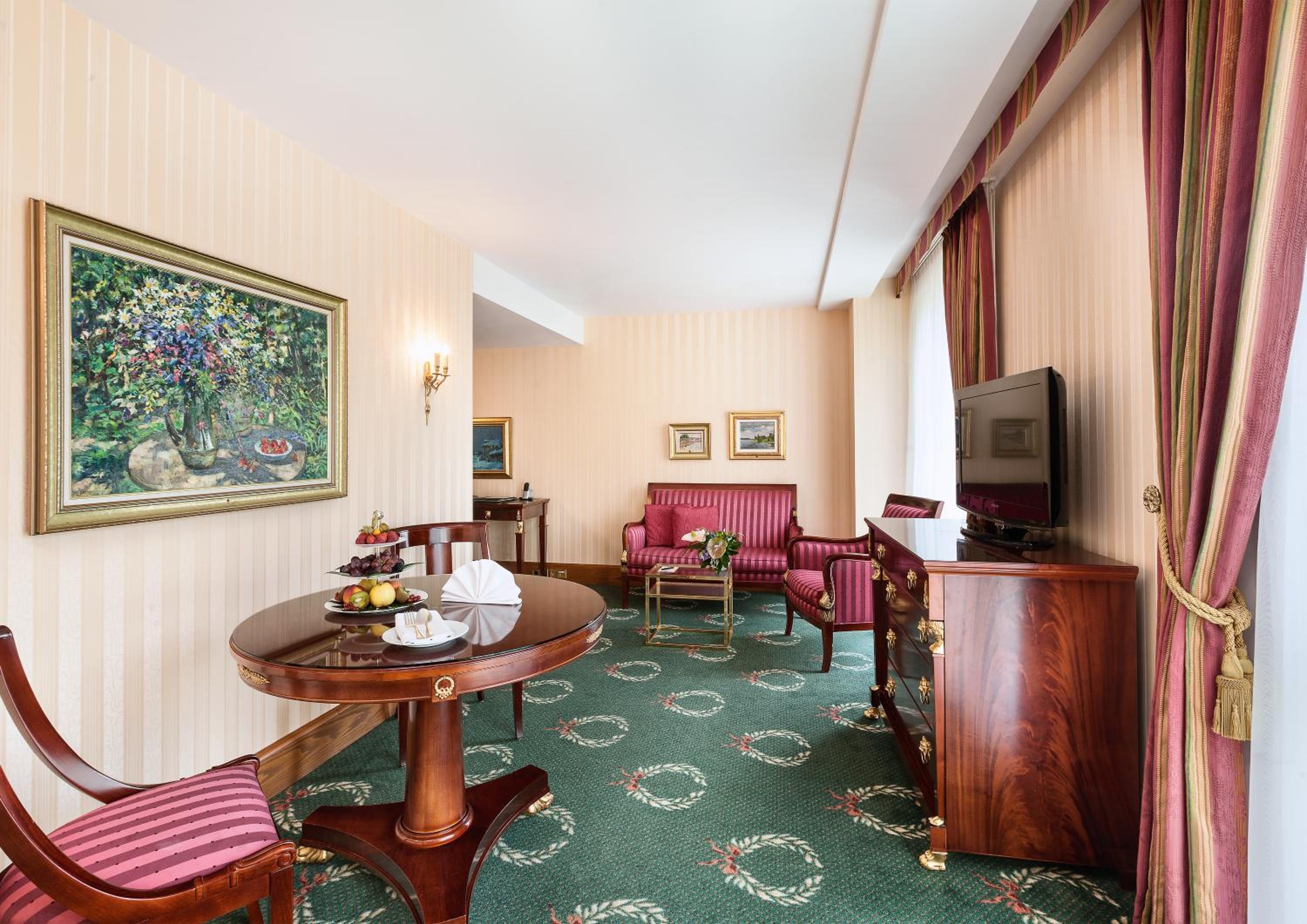 Suite - Photo 1
