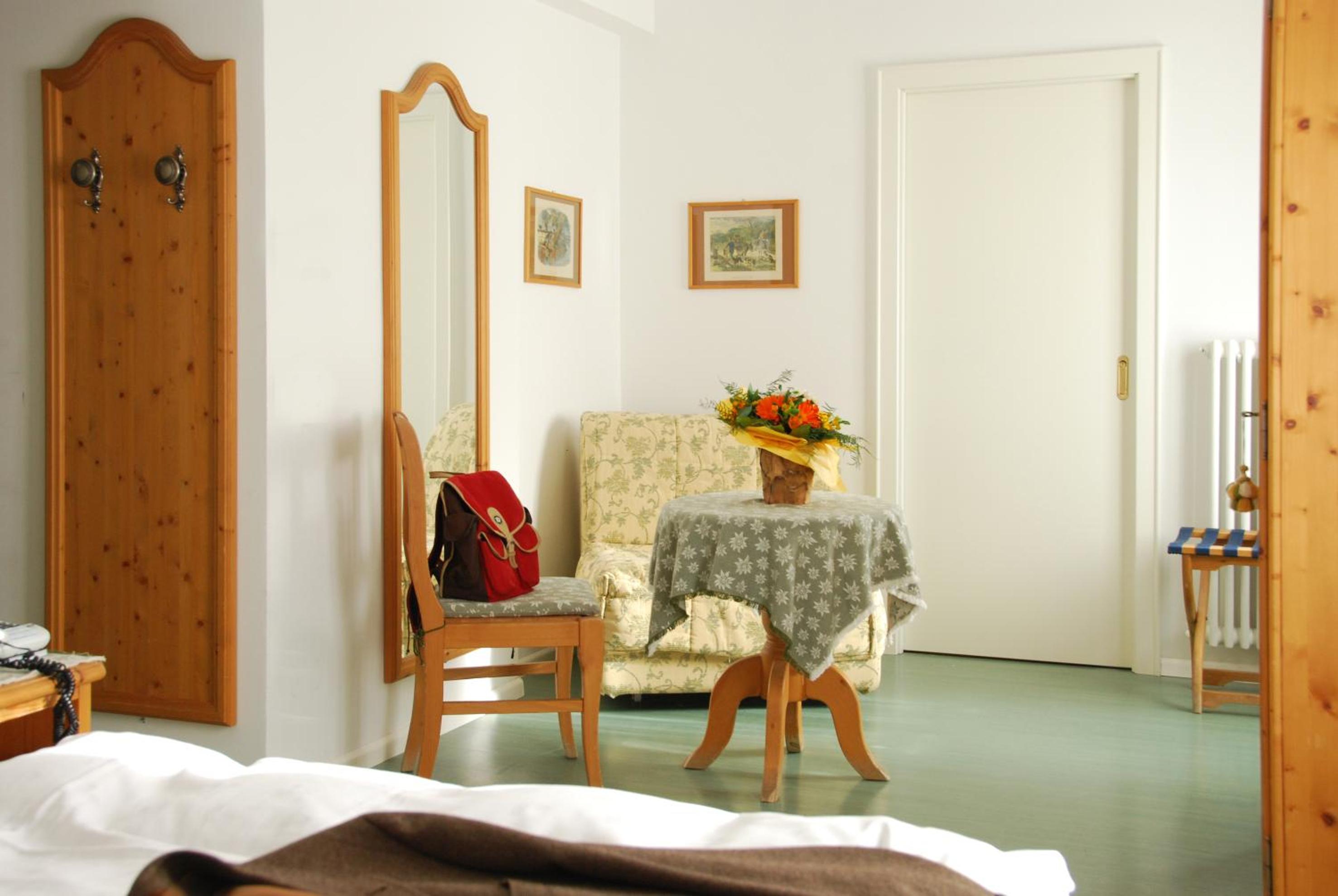 Double or Twin Room - Photo 4