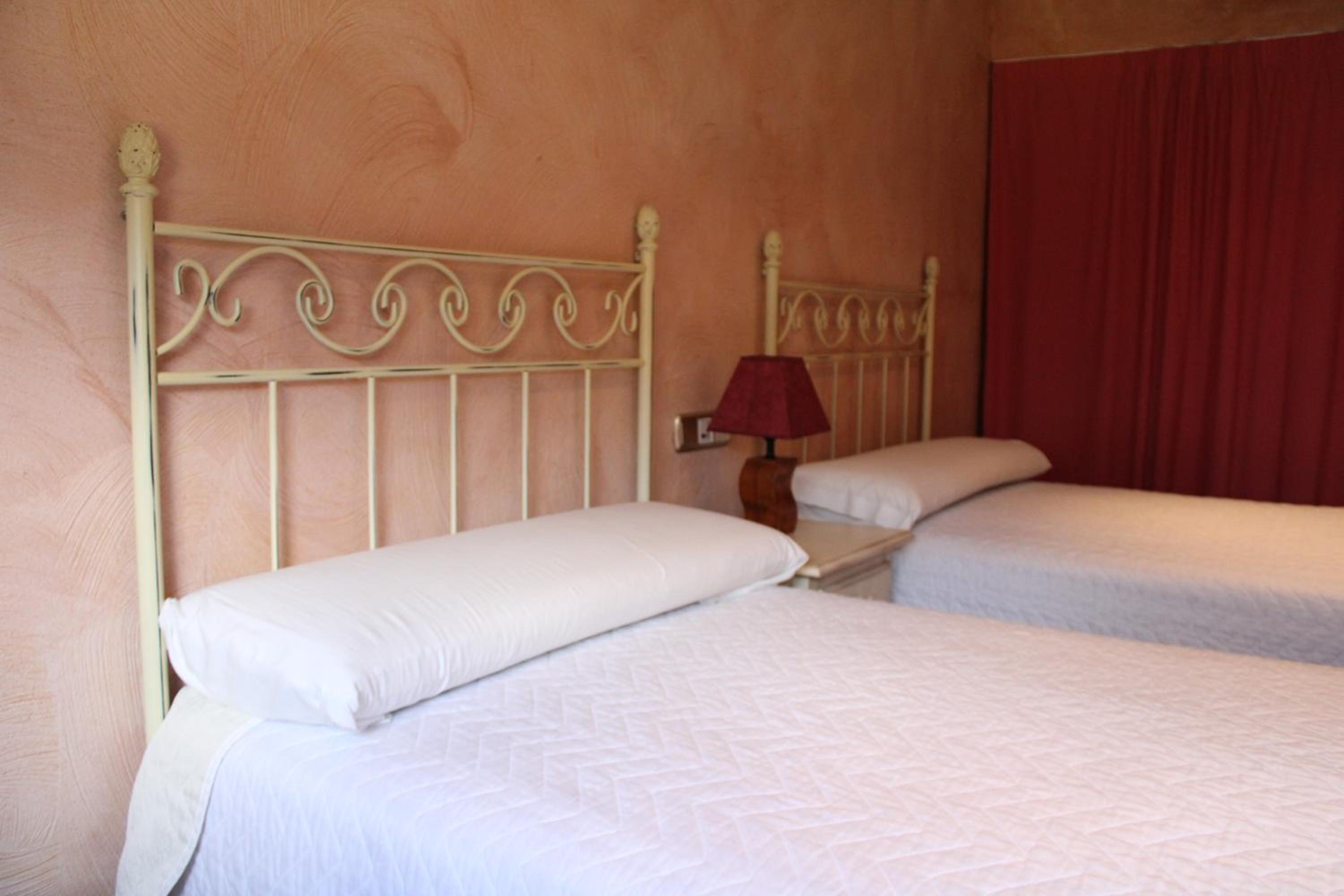 Twin Room - Photo 5