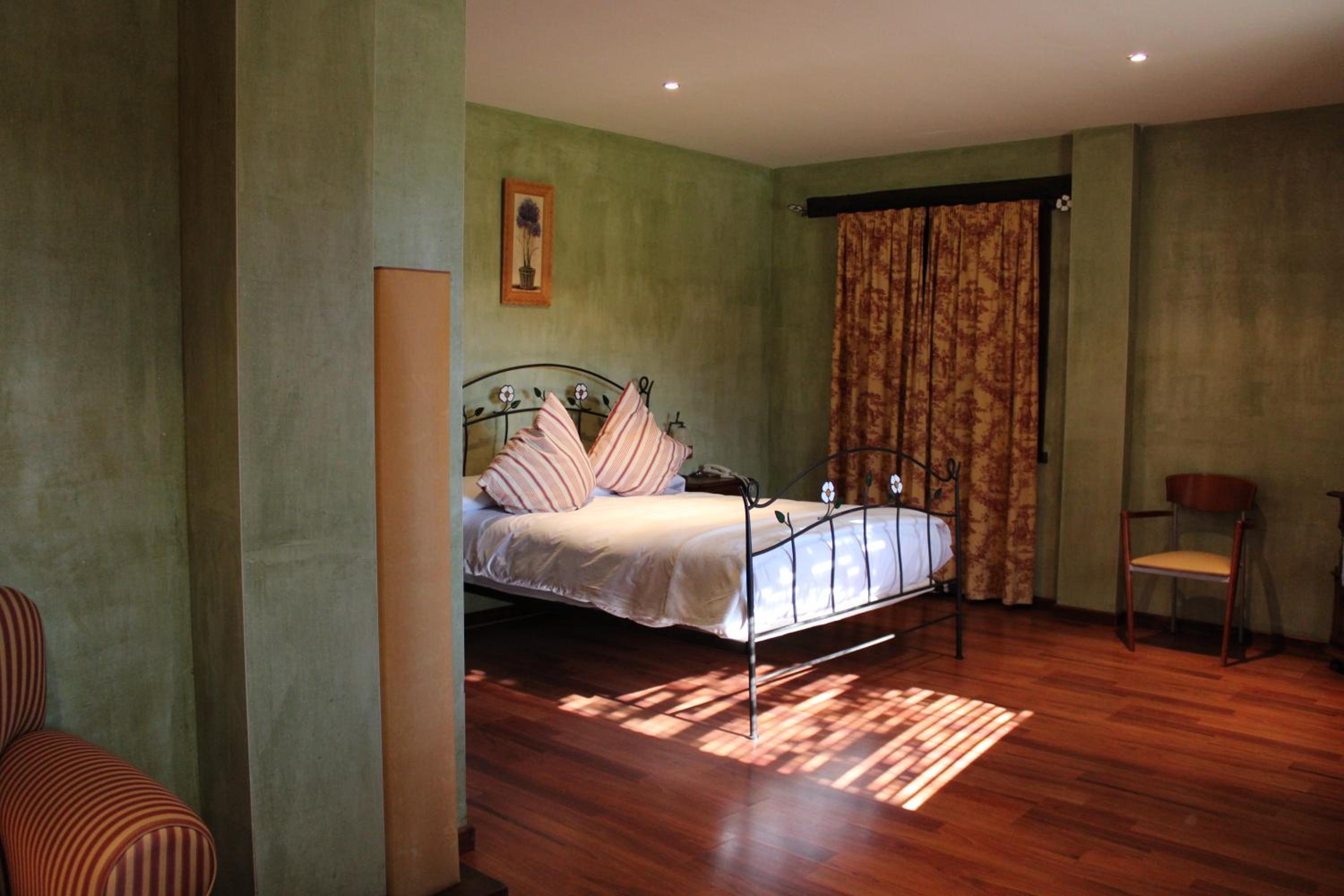 Suite - Photo 13