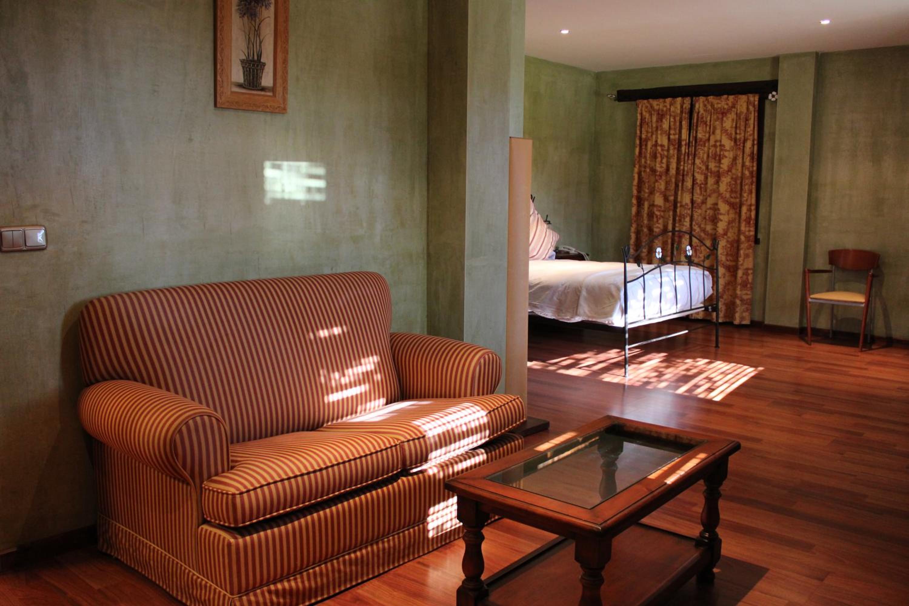 Suite - Photo 15
