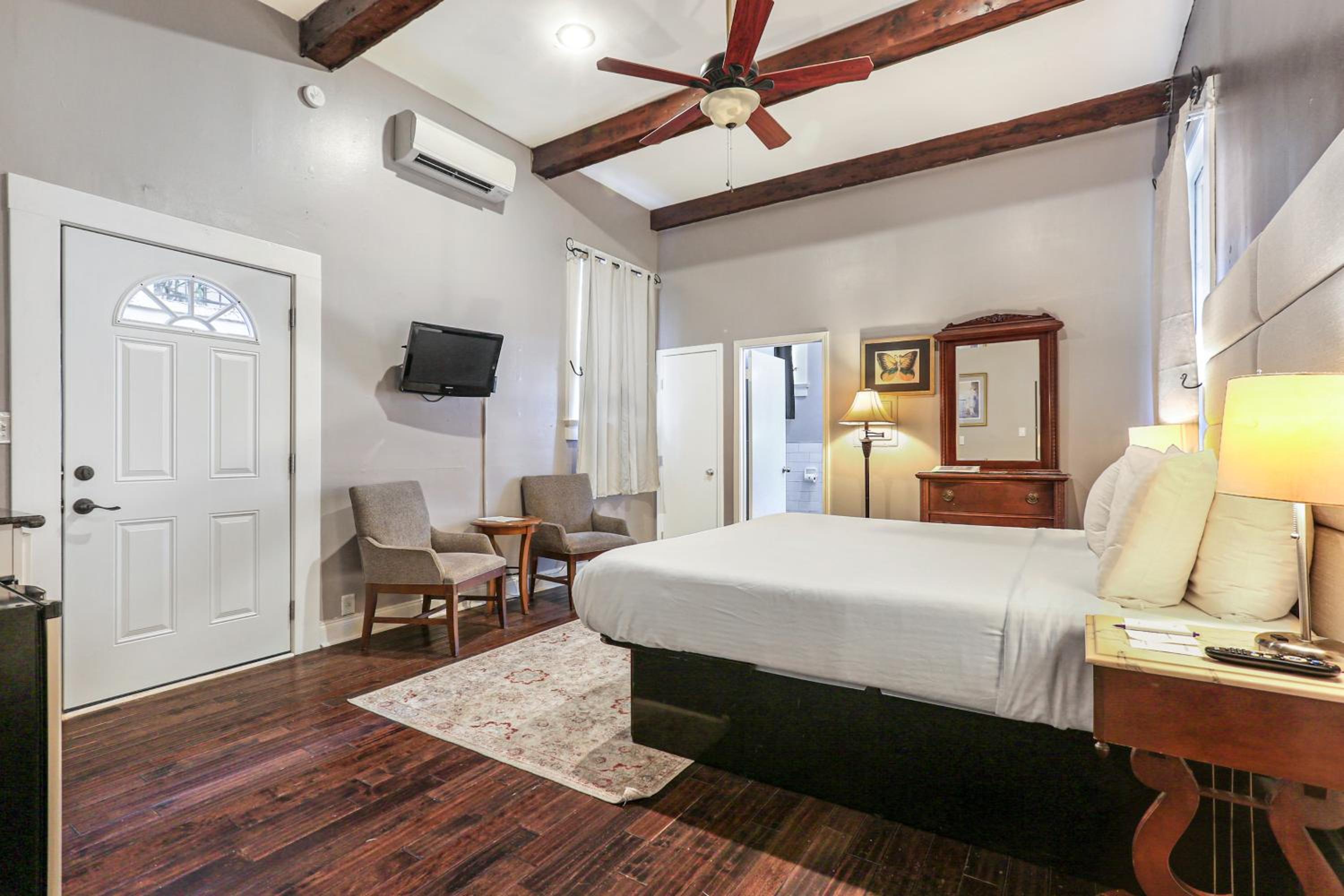 Standard King Room - Photo 1