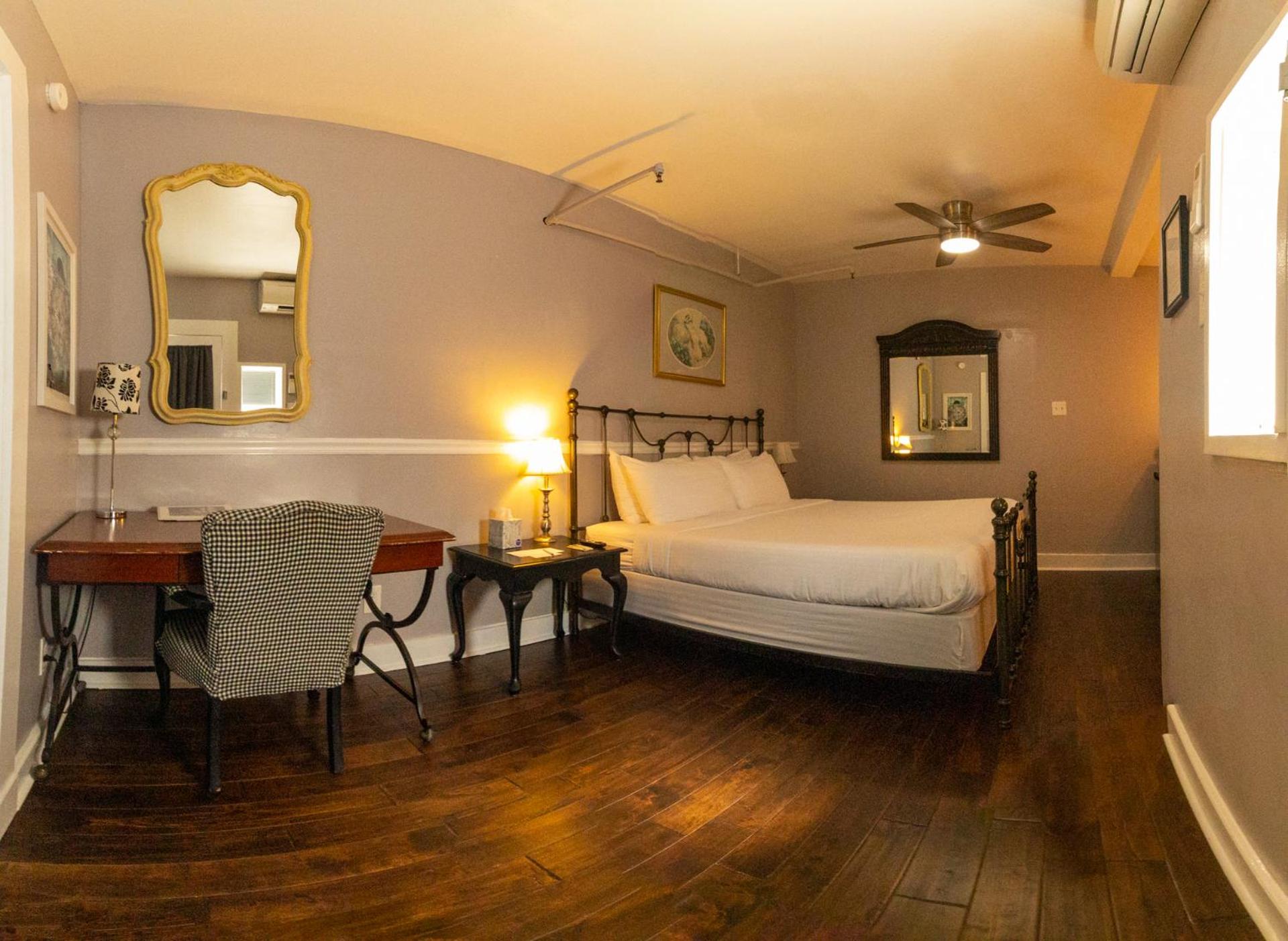 Standard King Room - Photo 11