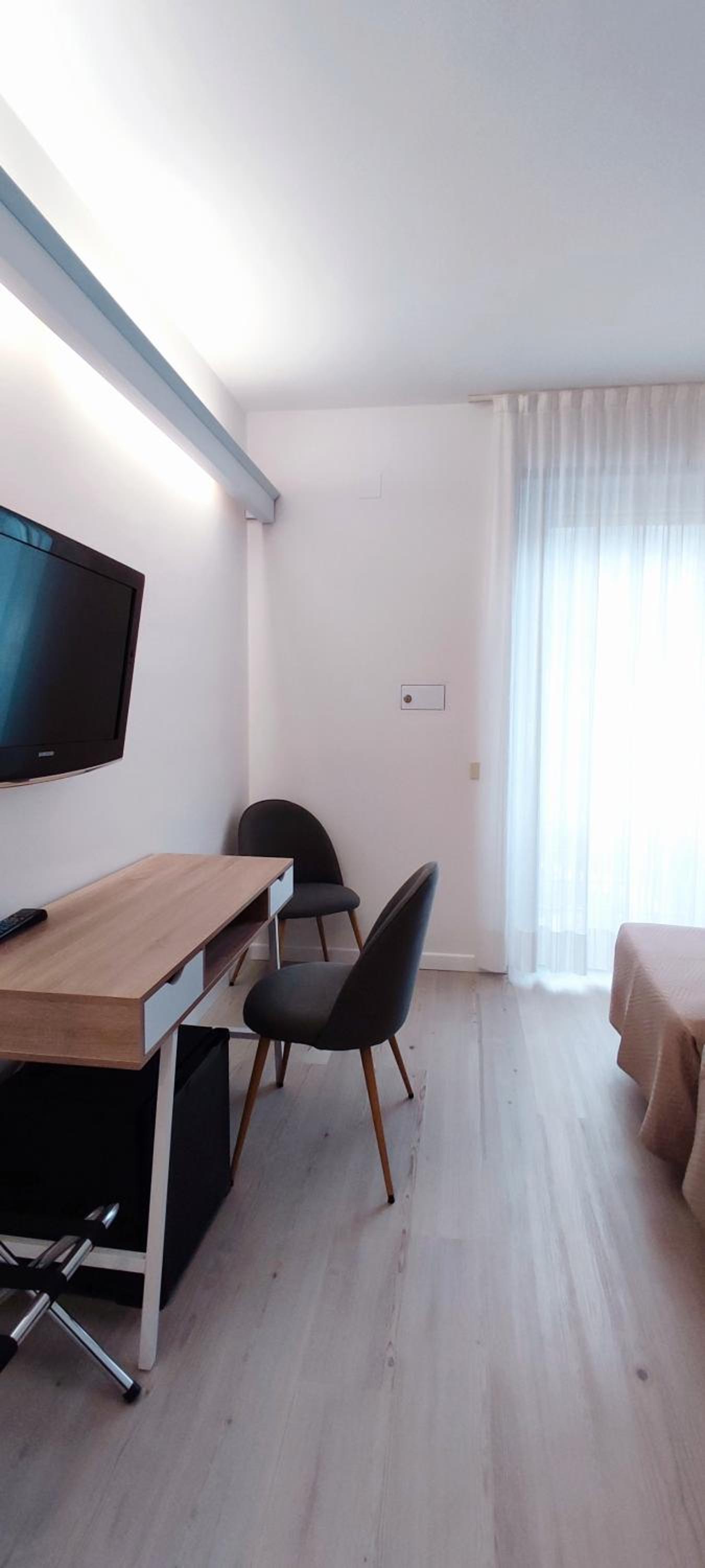 Budget Twin Room - Photo 4