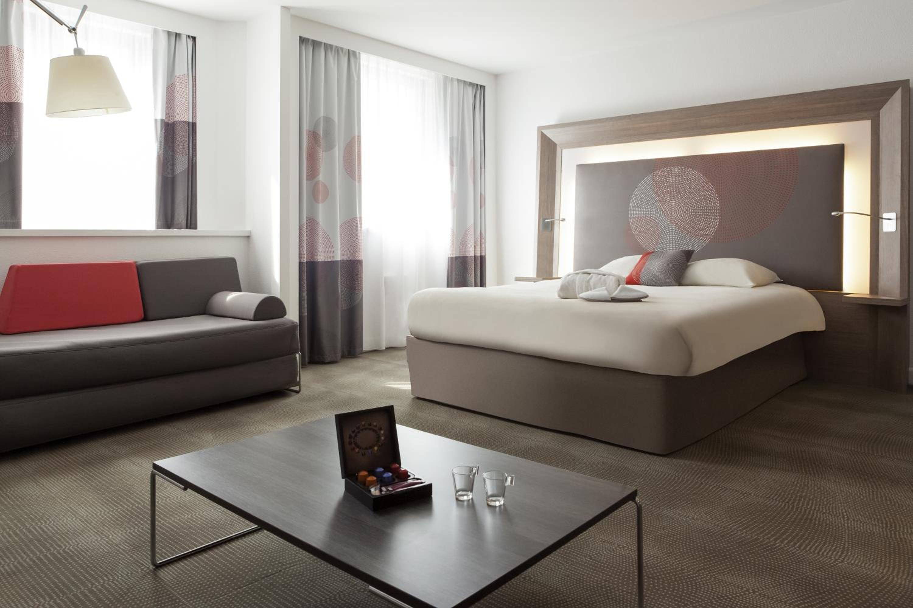 Executive Room with Queen Bed and Double Sofa Bed photo 3