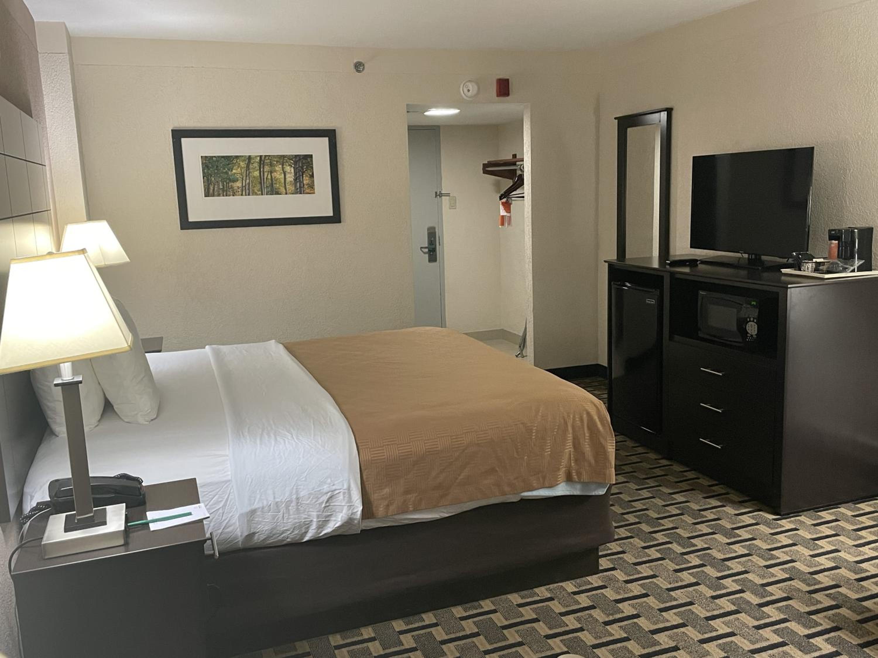 Queen Room - Mobility Accessible/Non-Smoking photo 2