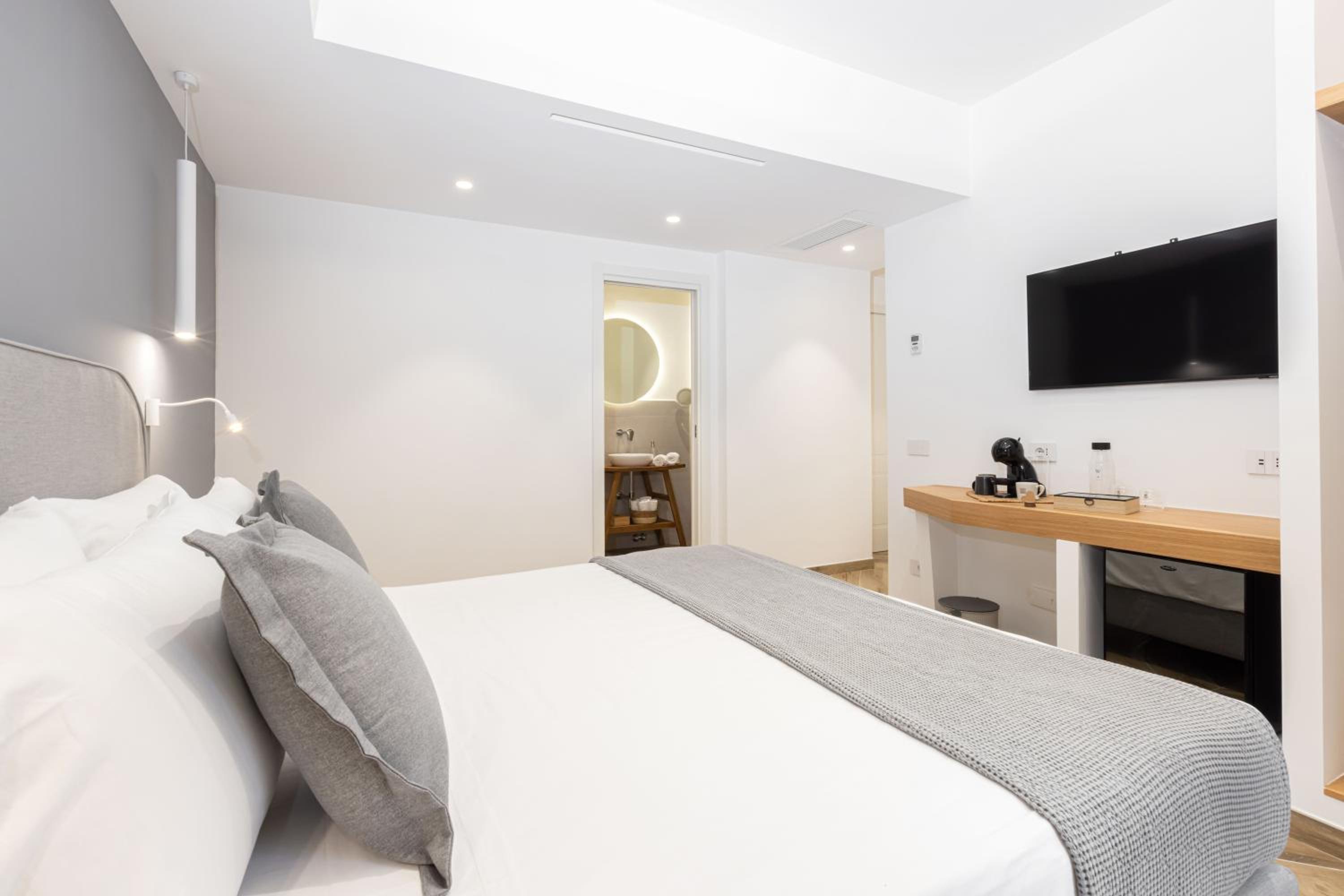 Superior King Room - Photo 5