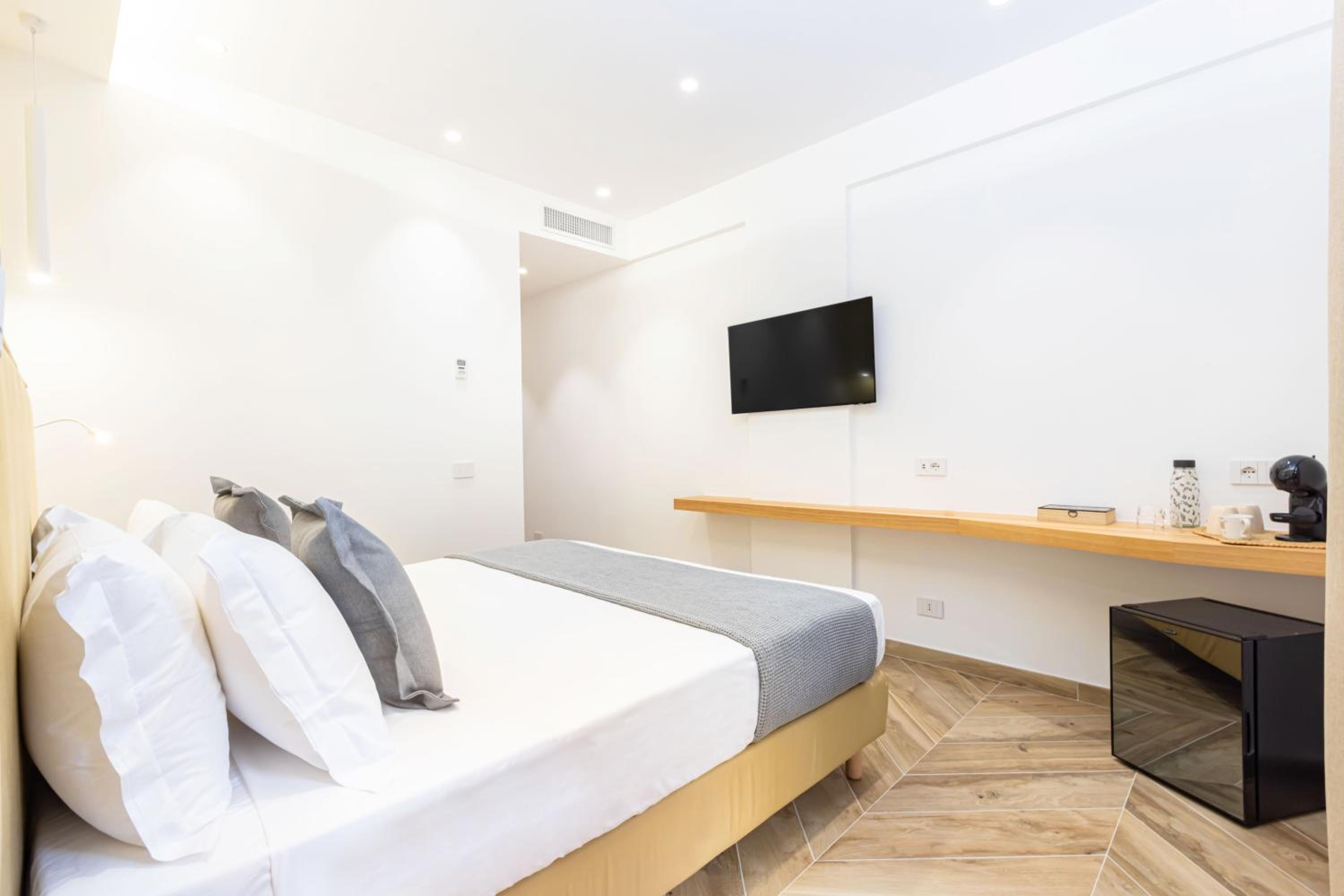 Superior King Room - Photo 10