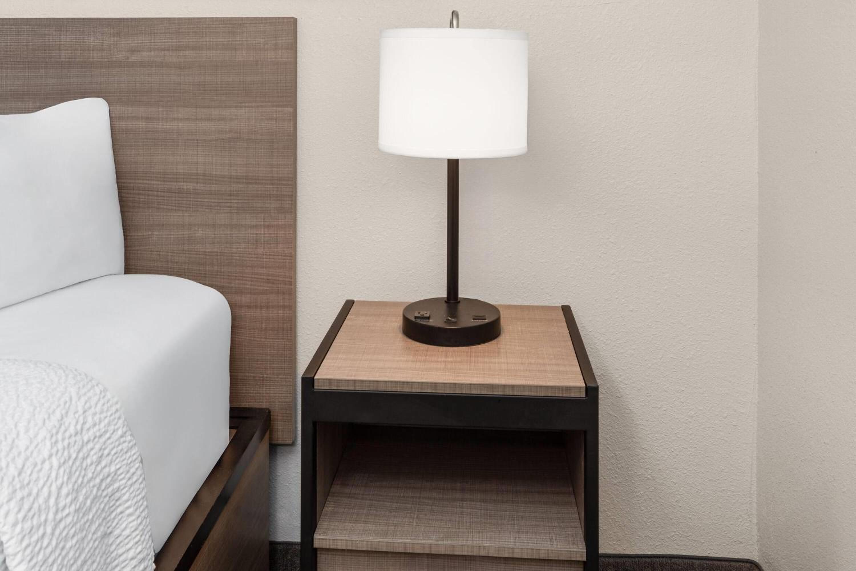Queen Room with Roll-in Shower - Mobility Access/Non-Smoking