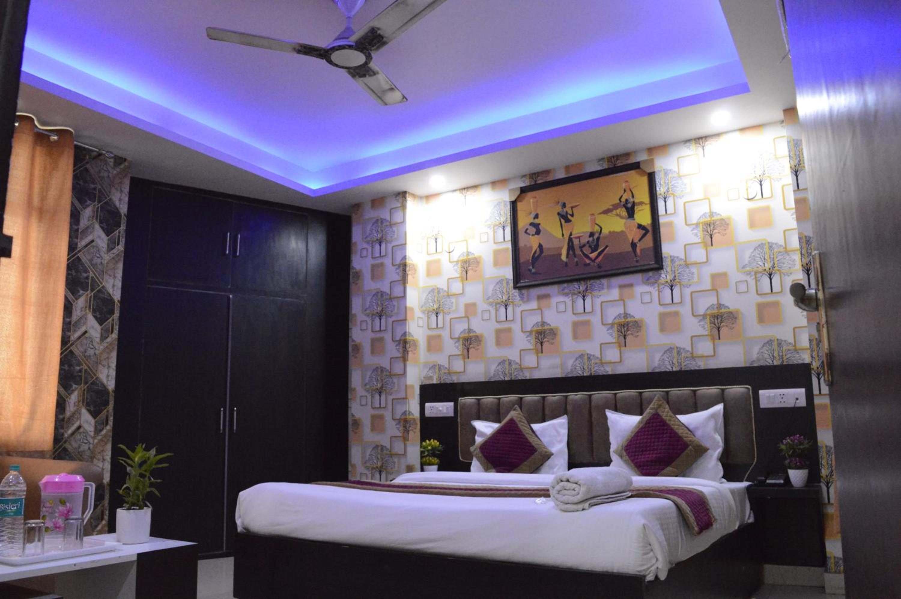 Deluxe Double Room (2 Adults + 1 Child)