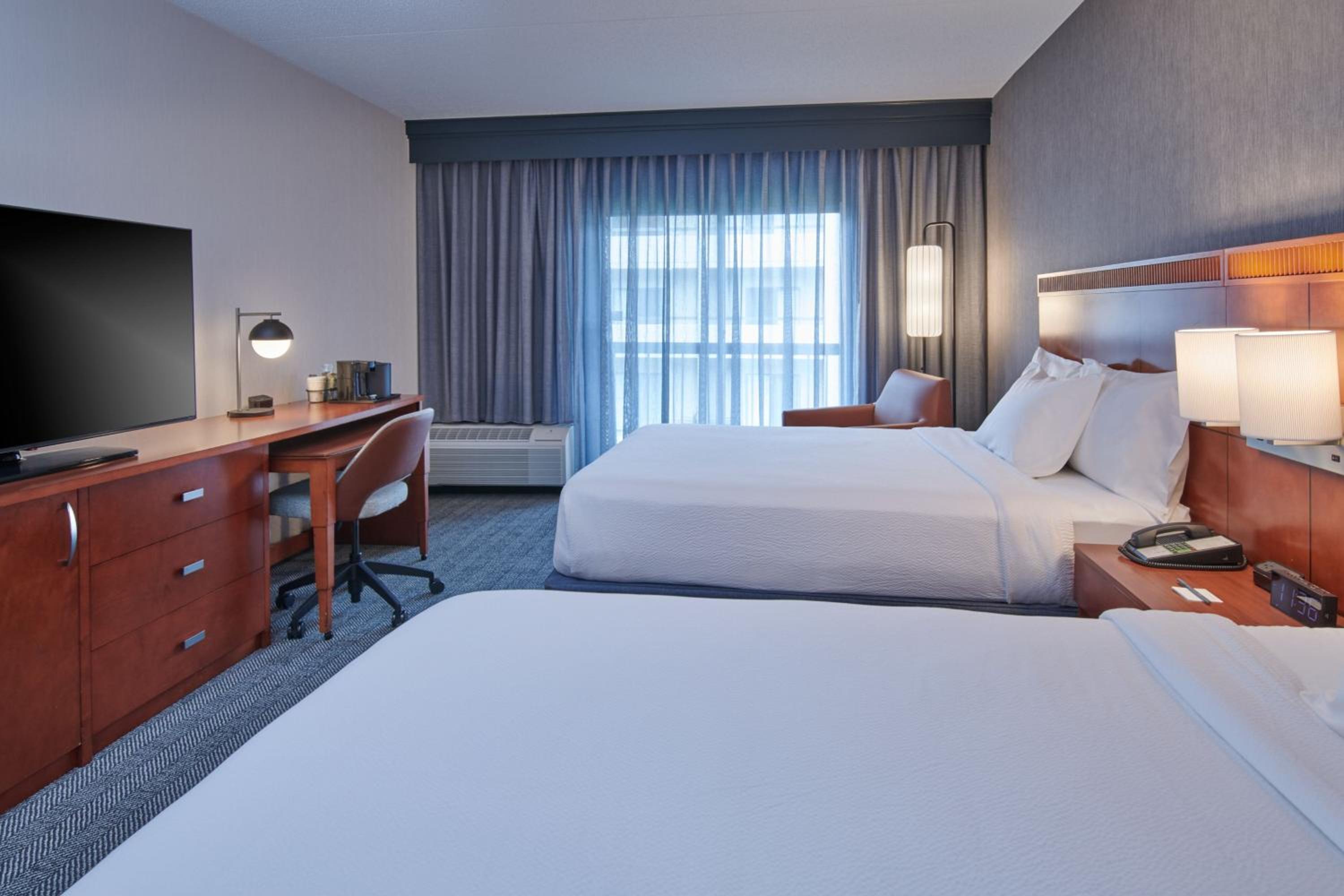 Queen Room with Two Queen Beds - Photo 8