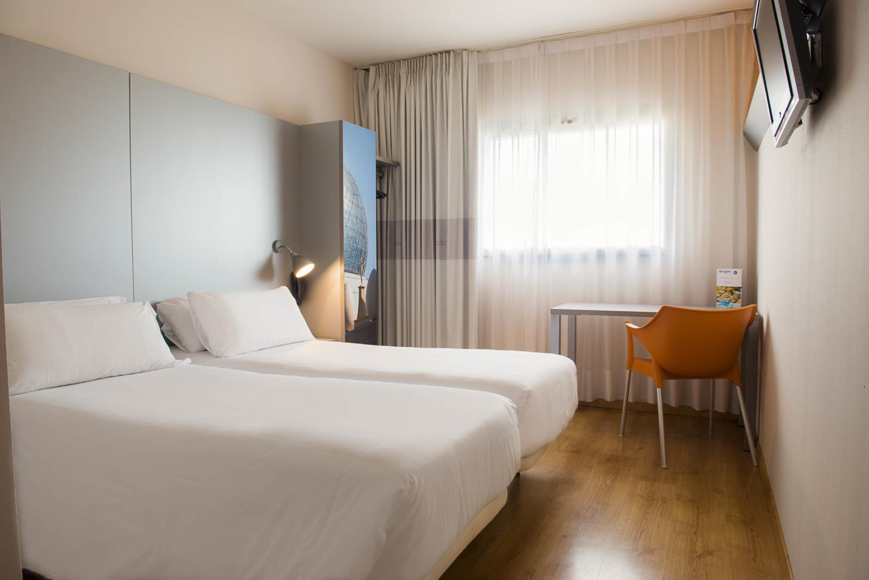 Twin Room - Photo 3