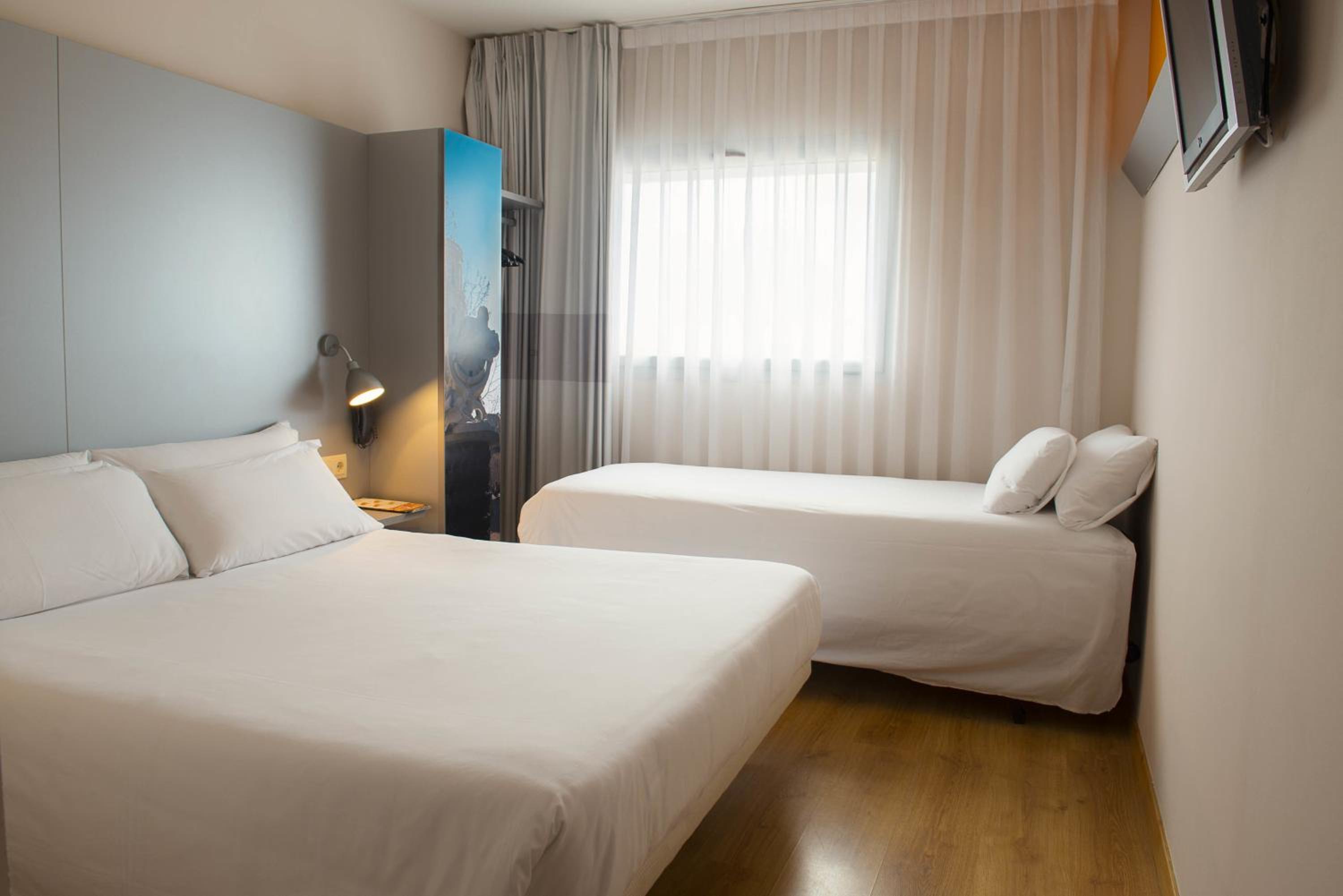 Double Room with Extra Bed (2 Adults + 1 Child) photo 3