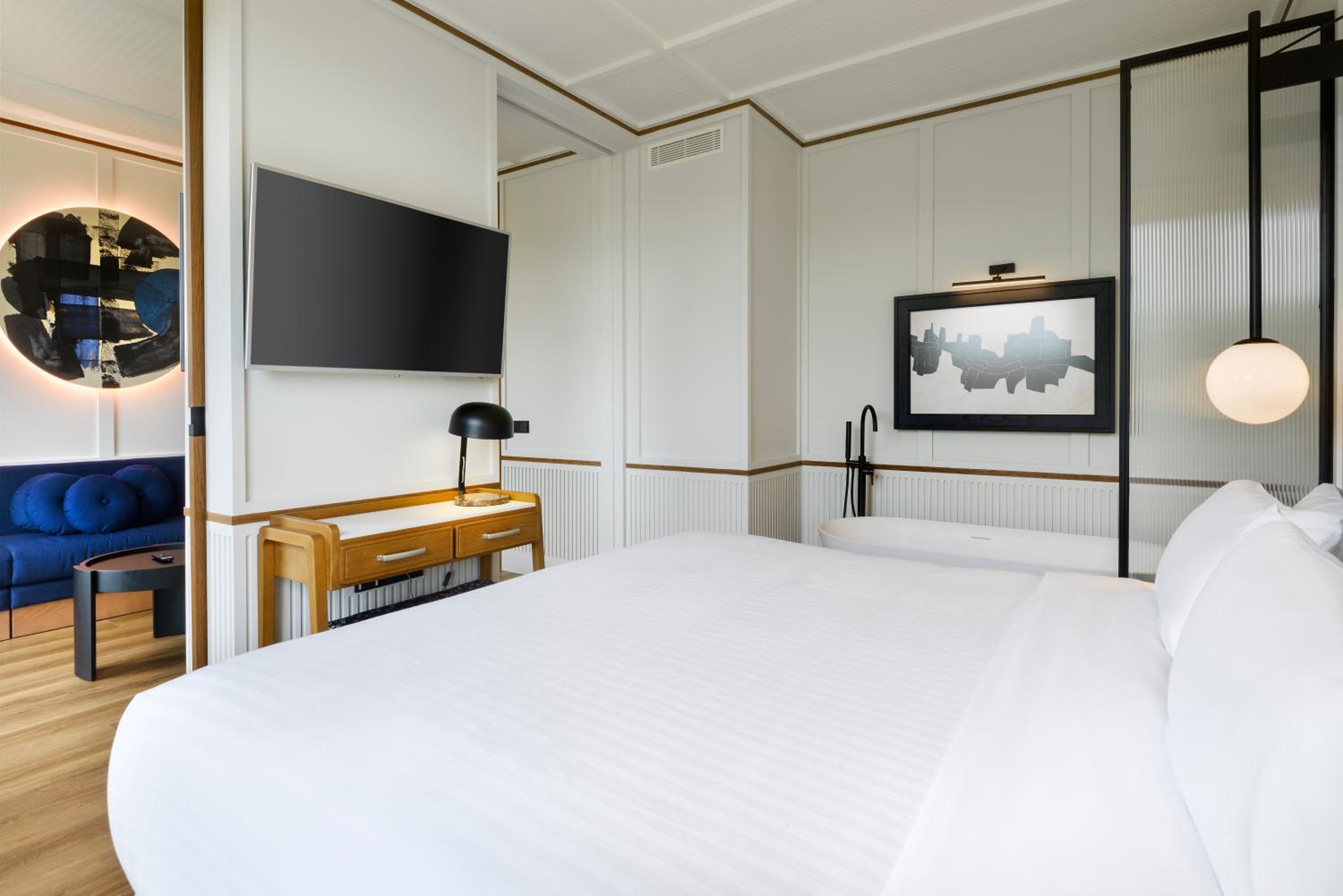 Suite - Photo 5