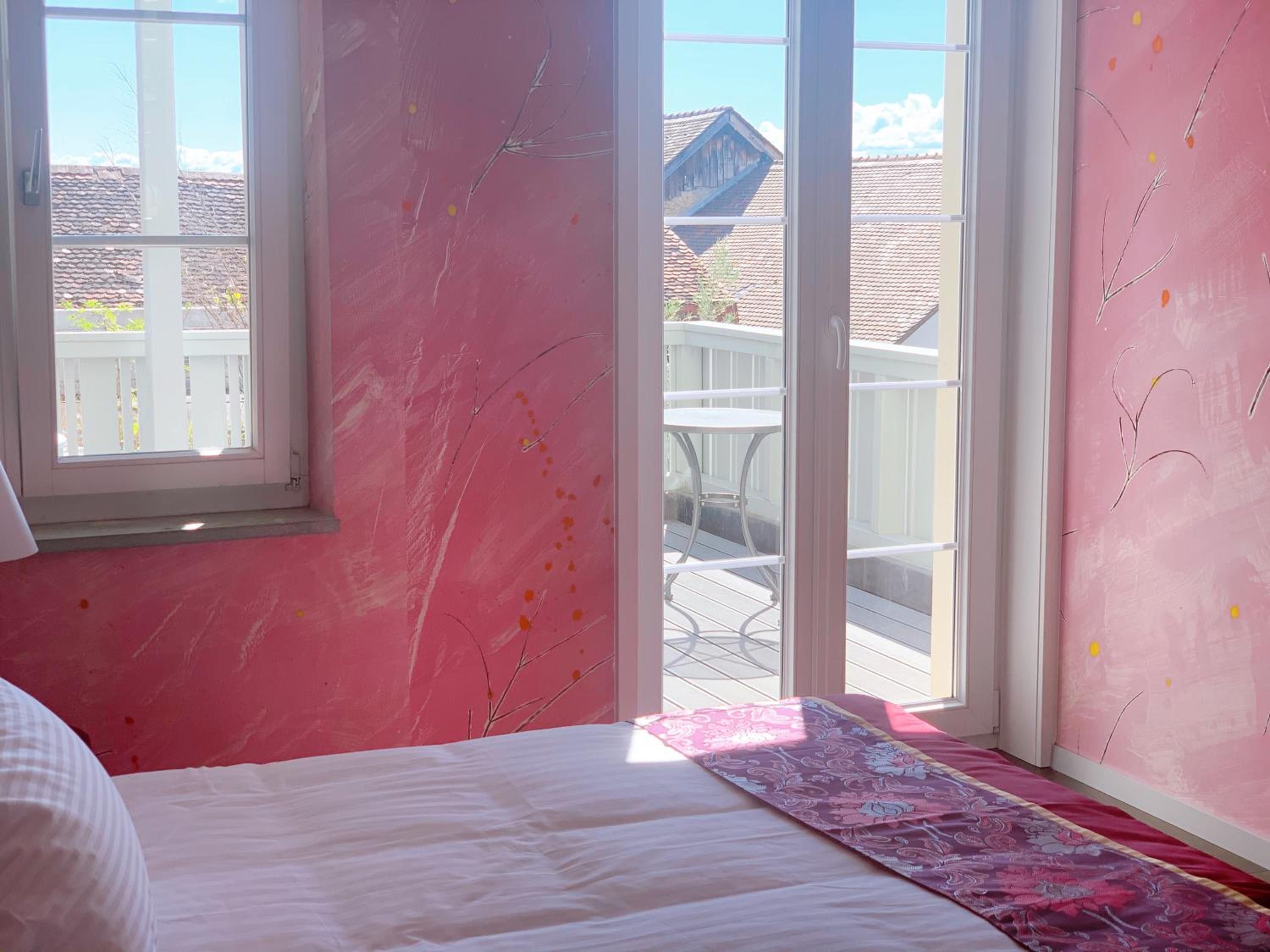 King Room with Balcony - Photo 8