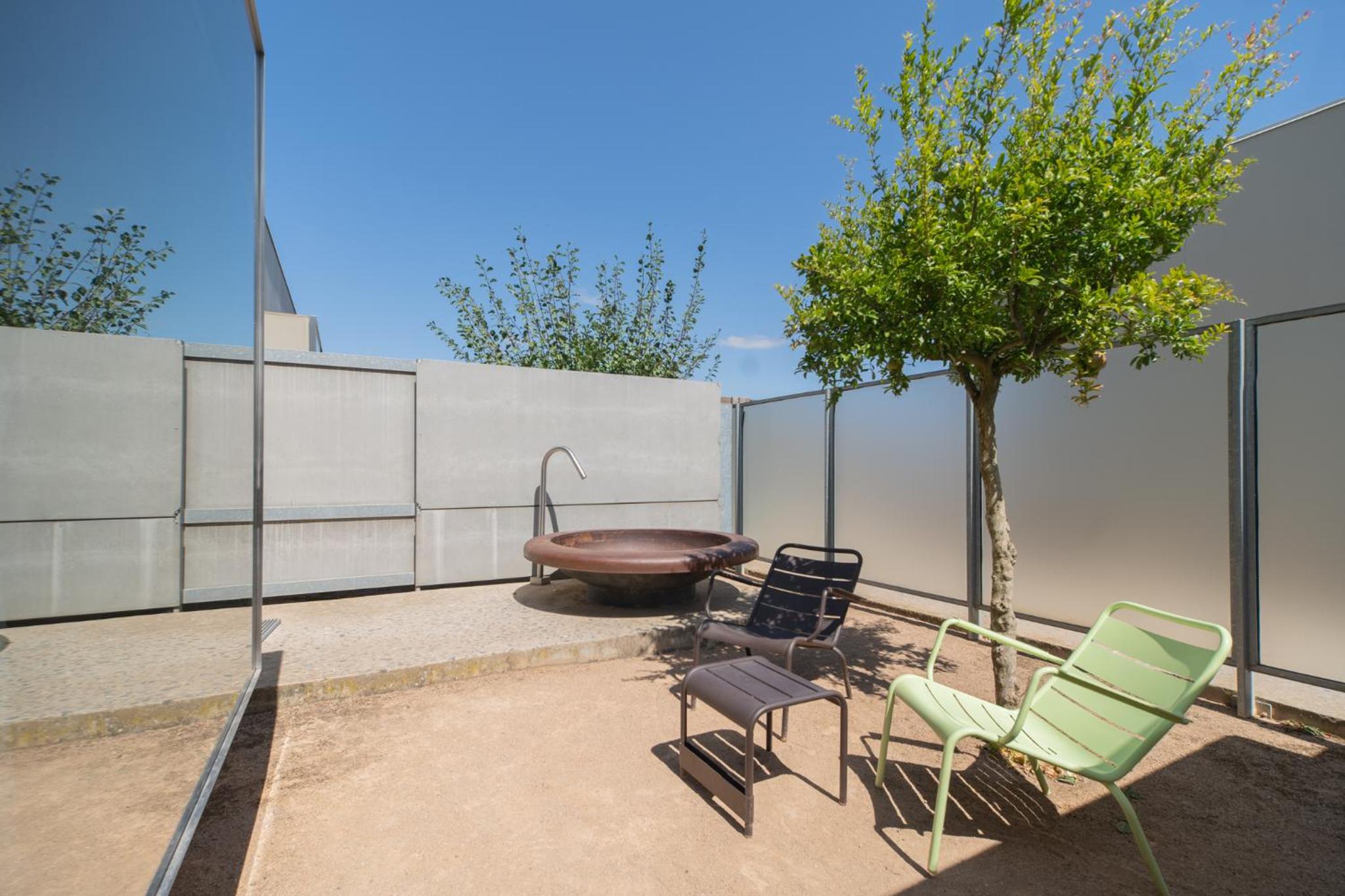 Habitación con bañera exterior y patio privado - Photo 4