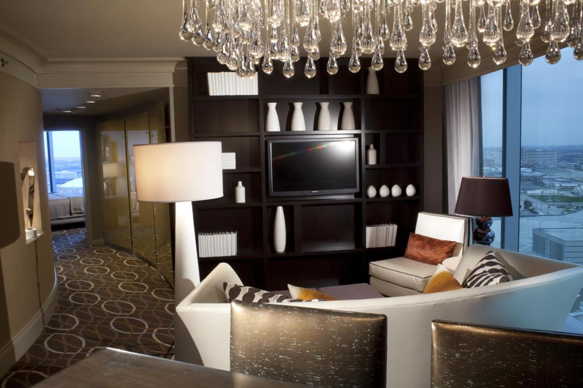 Luxury King Suite photo 1