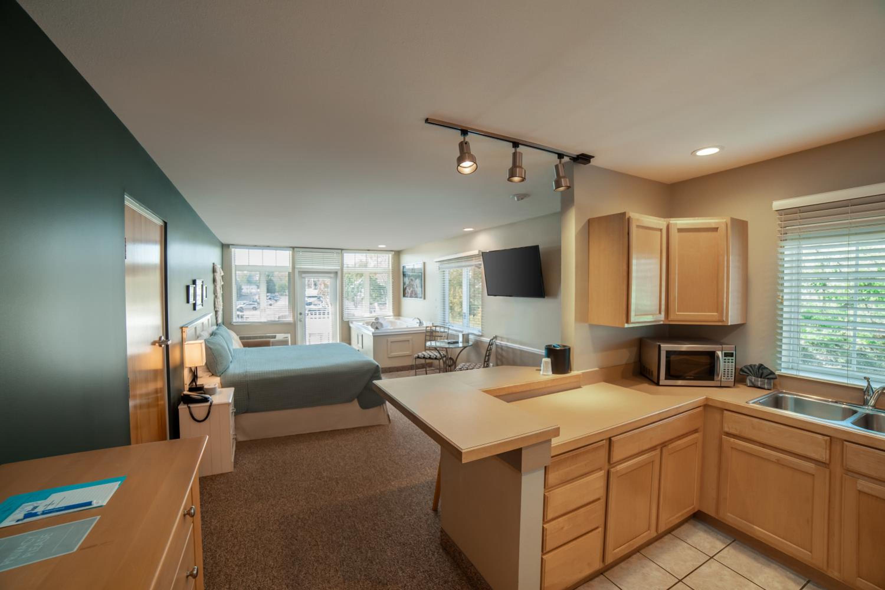 Deluxe Lakeview with Full Kitchen photo 2