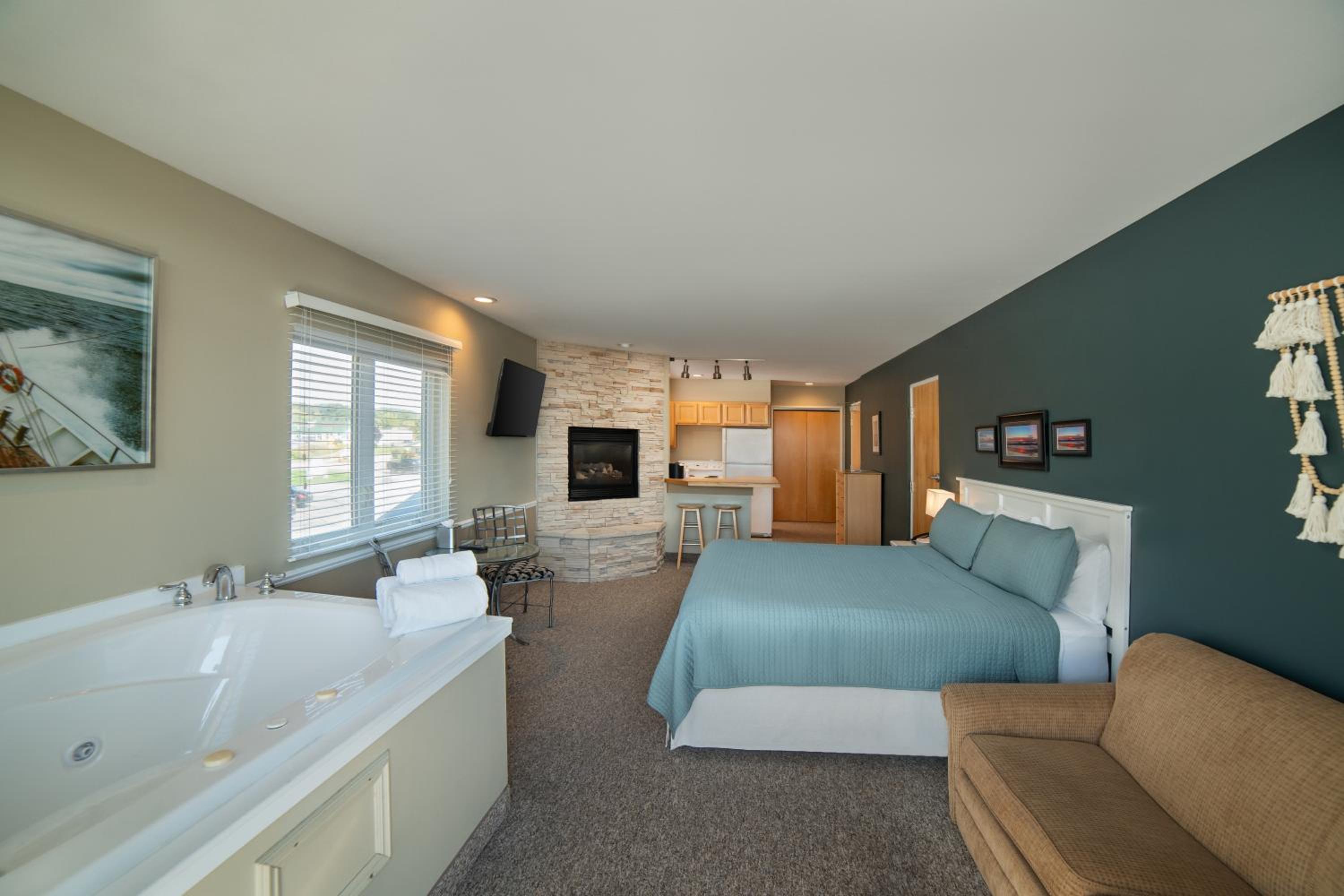 Deluxe Lakeview with Full Kitchen photo 3
