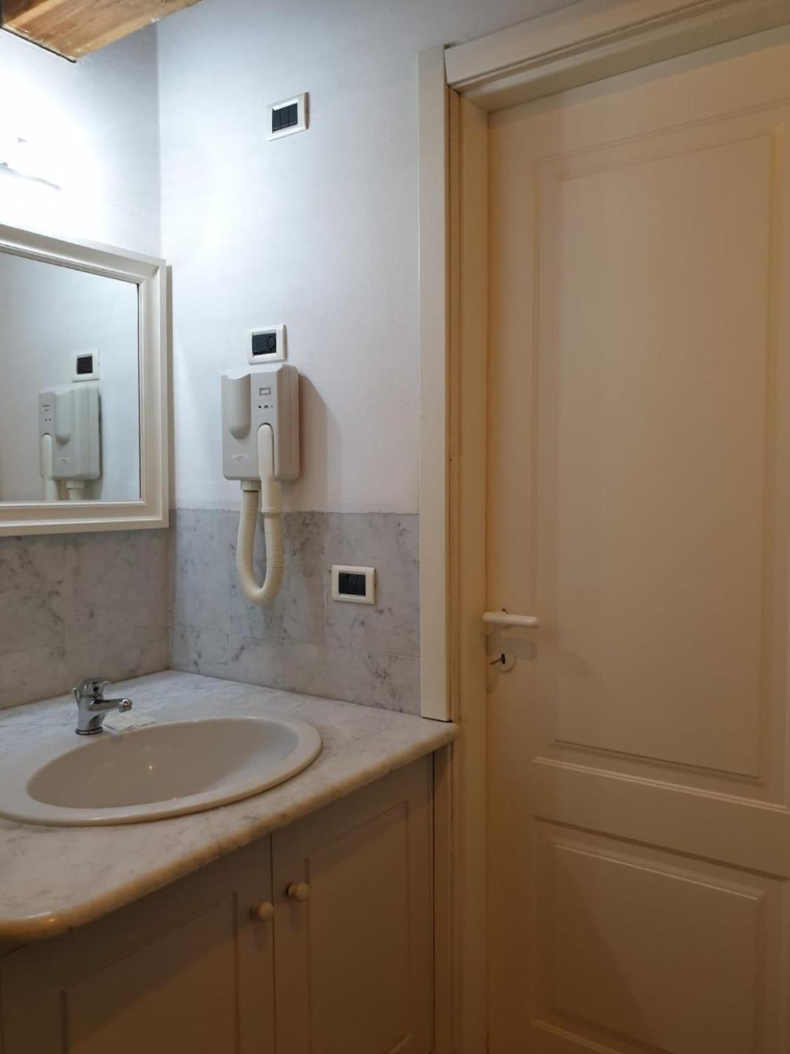 Double Room - Photo 7