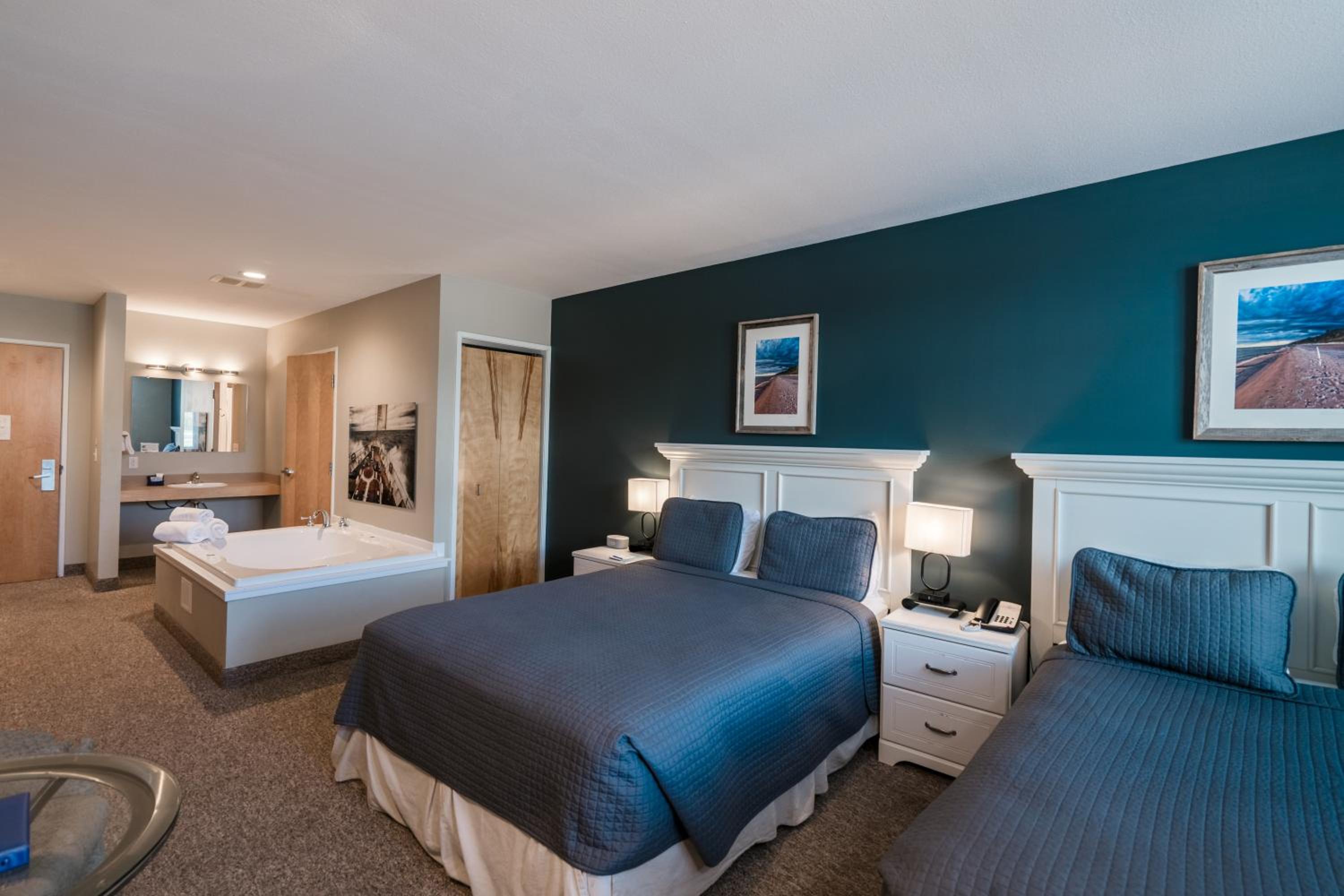 Classic City View with Two Queen Beds photo 2