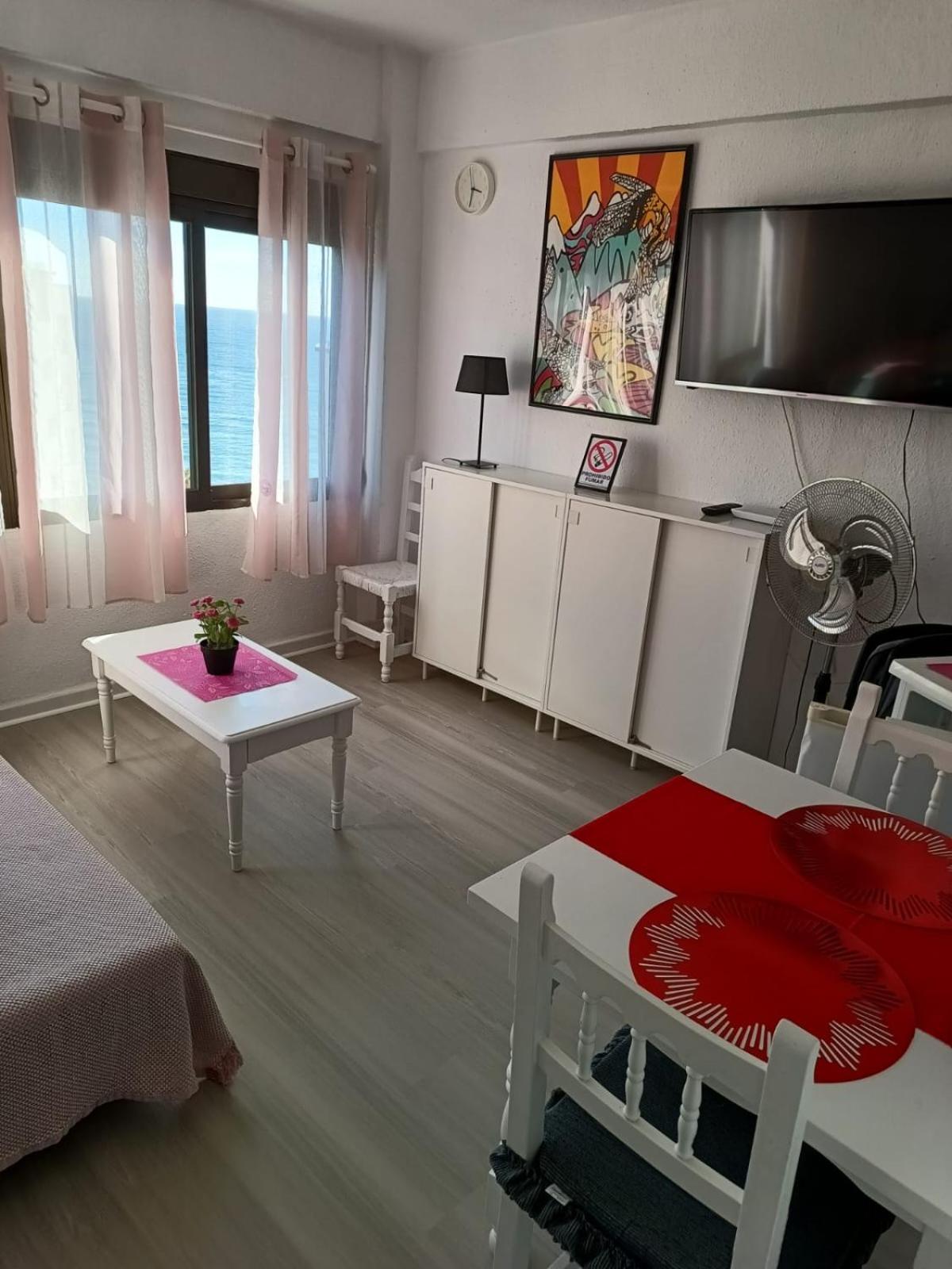 Estudio con vista al mar