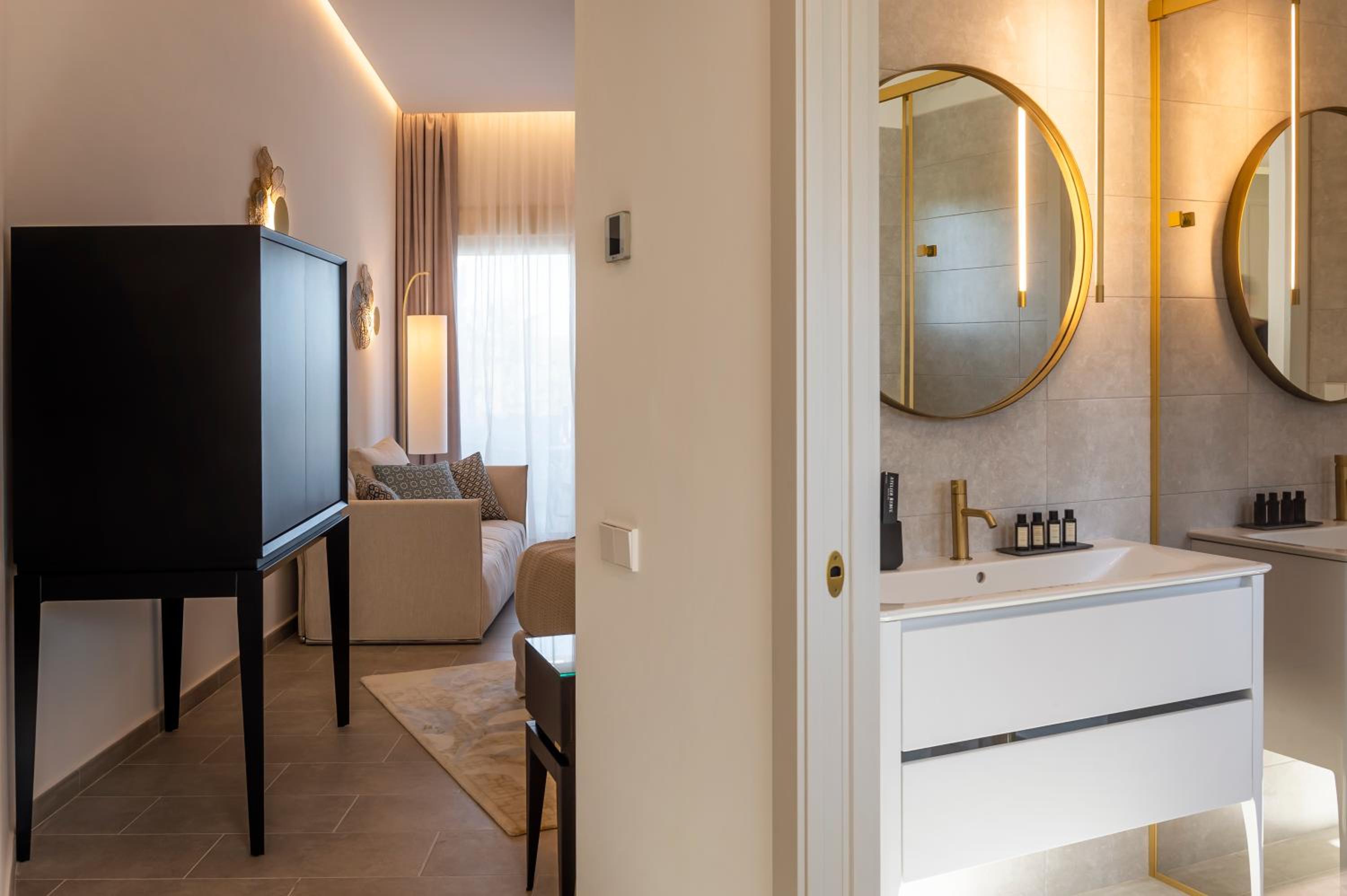 Deluxe Double Room with Bath - Photo 2