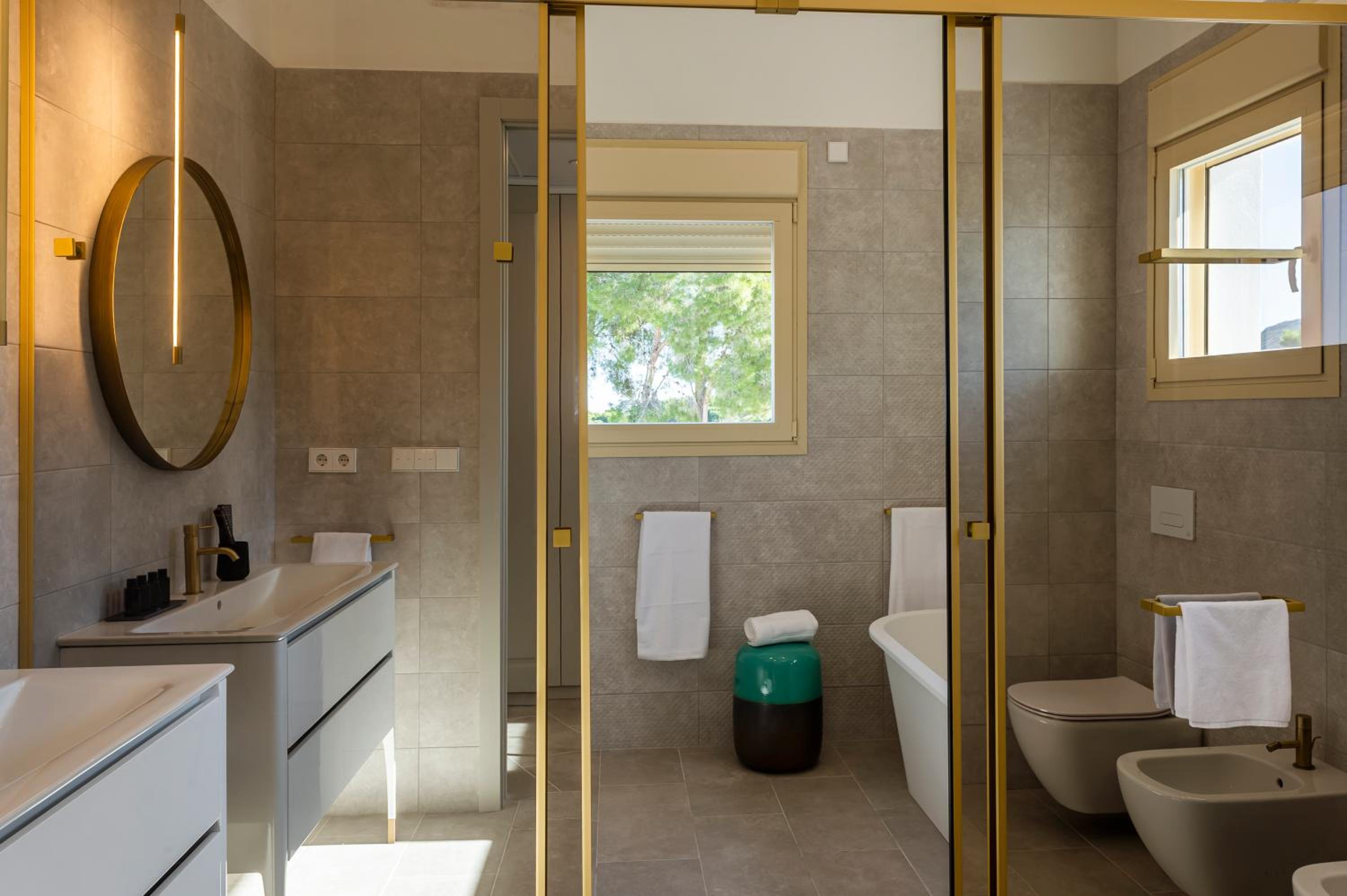 Deluxe Double Room with Bath - Photo 3
