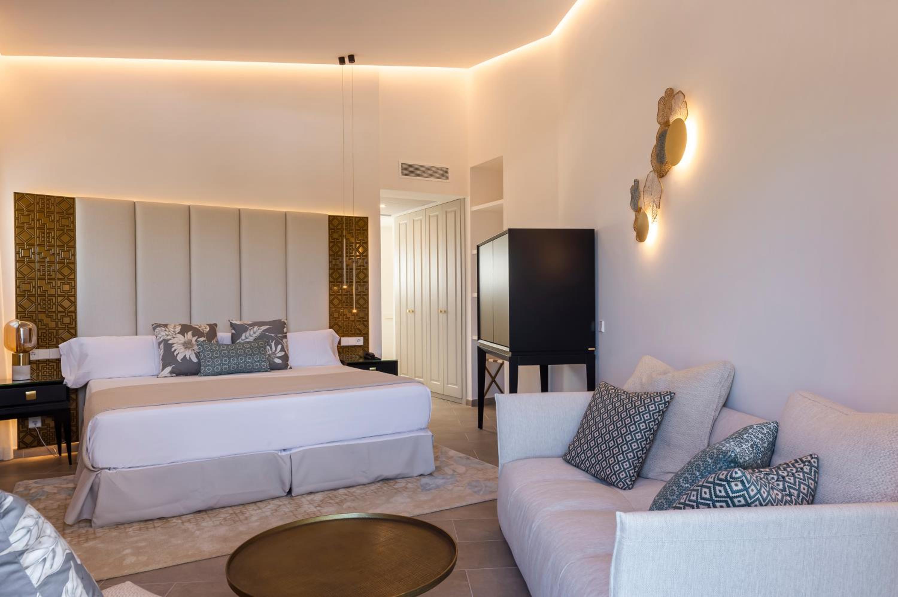 Deluxe Double Room with Bath - Photo 7