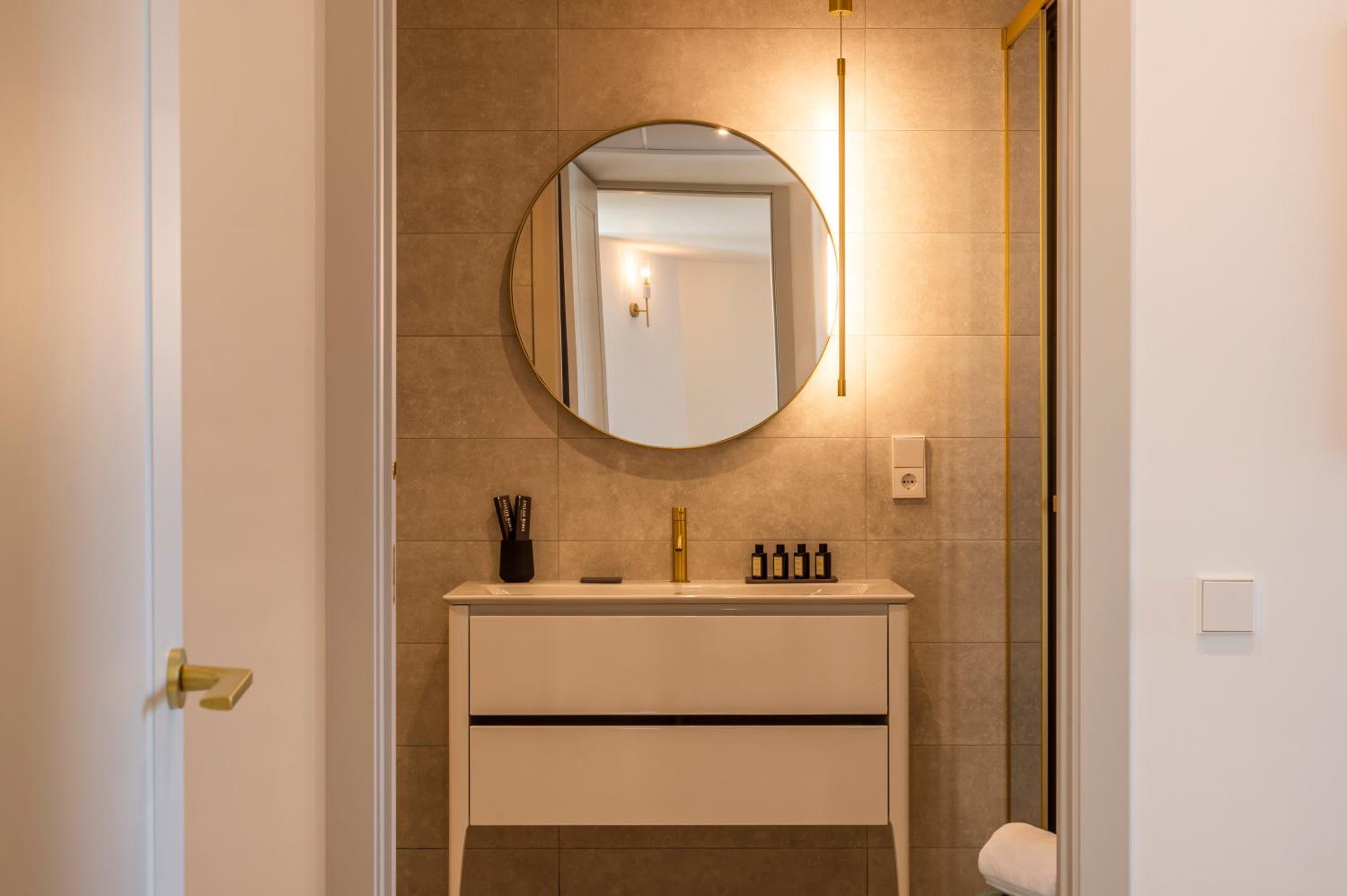 Executive Suite - Photo 8