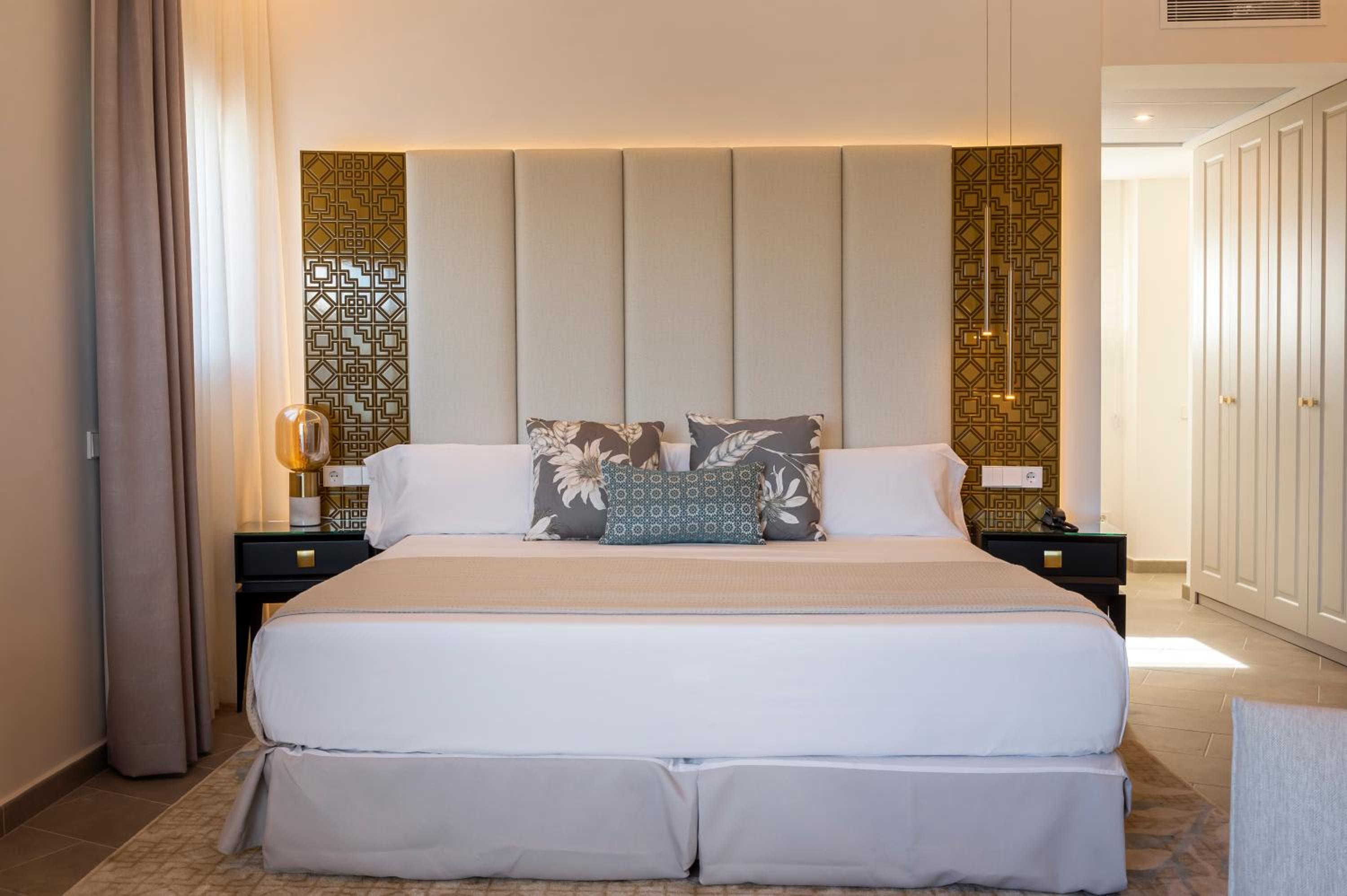 Deluxe Double Room with Bath - Photo 1