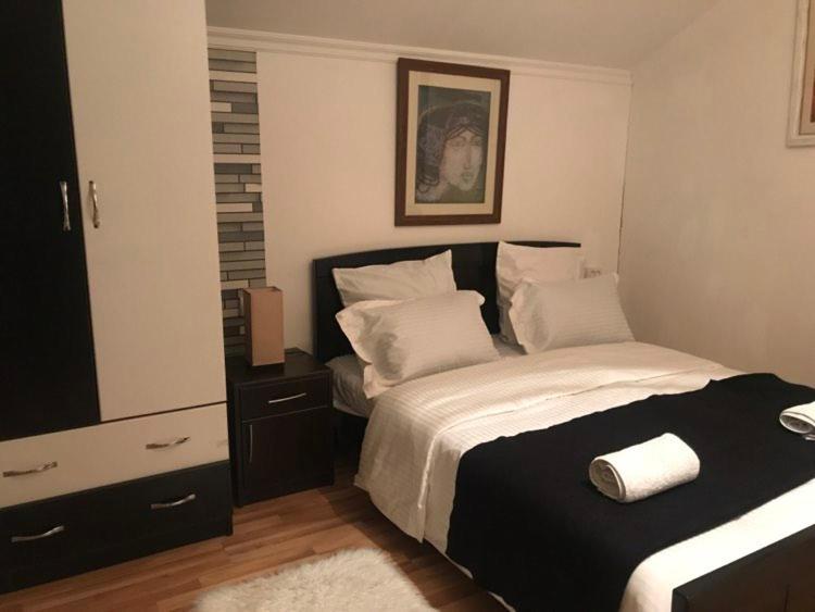Double Room with Shared Bathroom photo 1