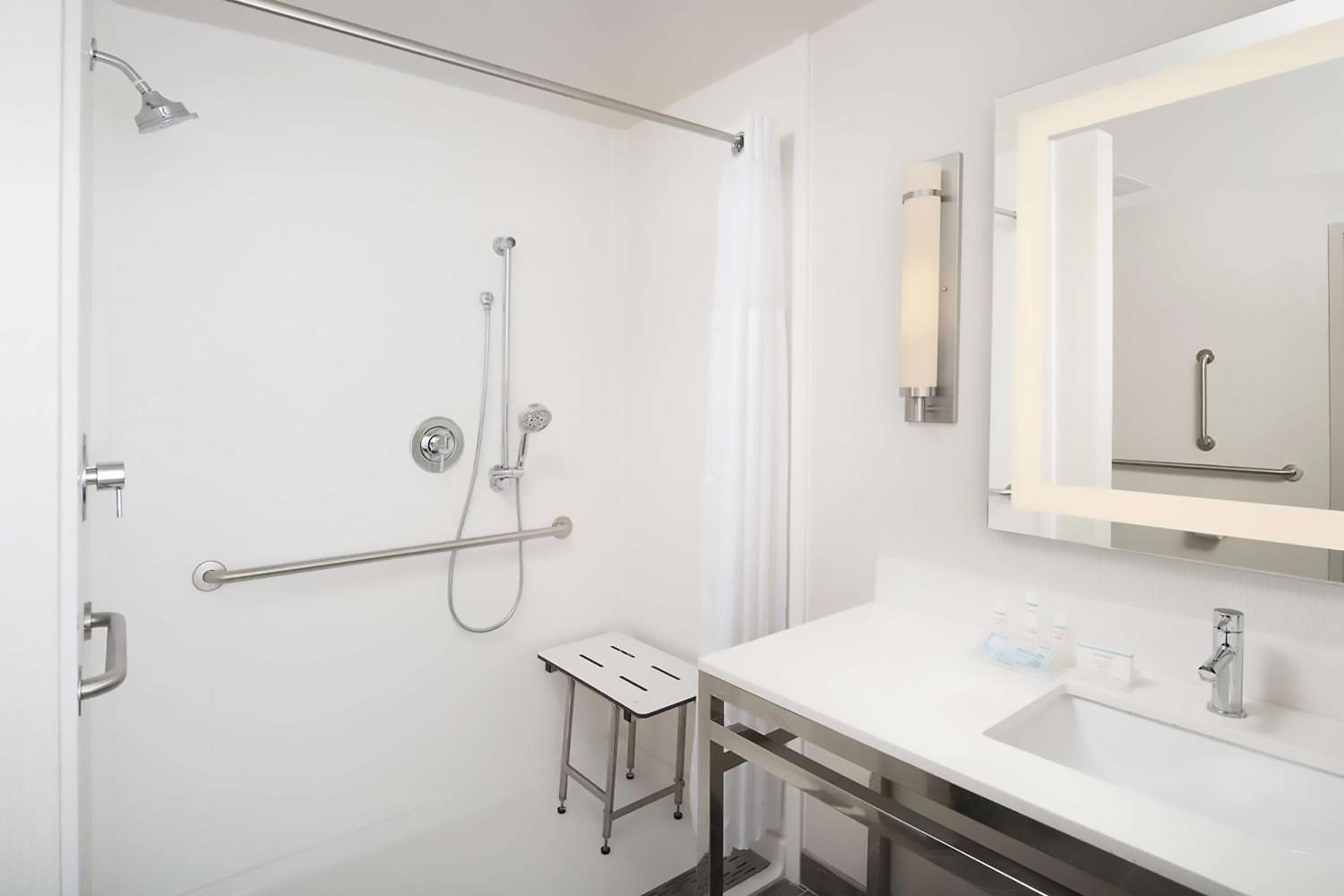 Room, 2 Queen Beds, Accessible, Bathtub (Mobility & Hearing)