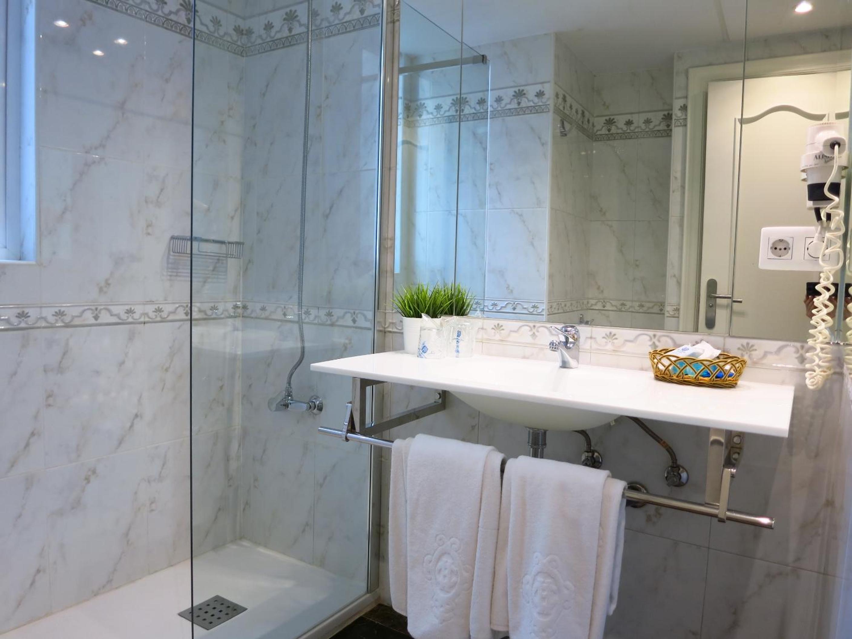 Double or Twin Room - Photo 35