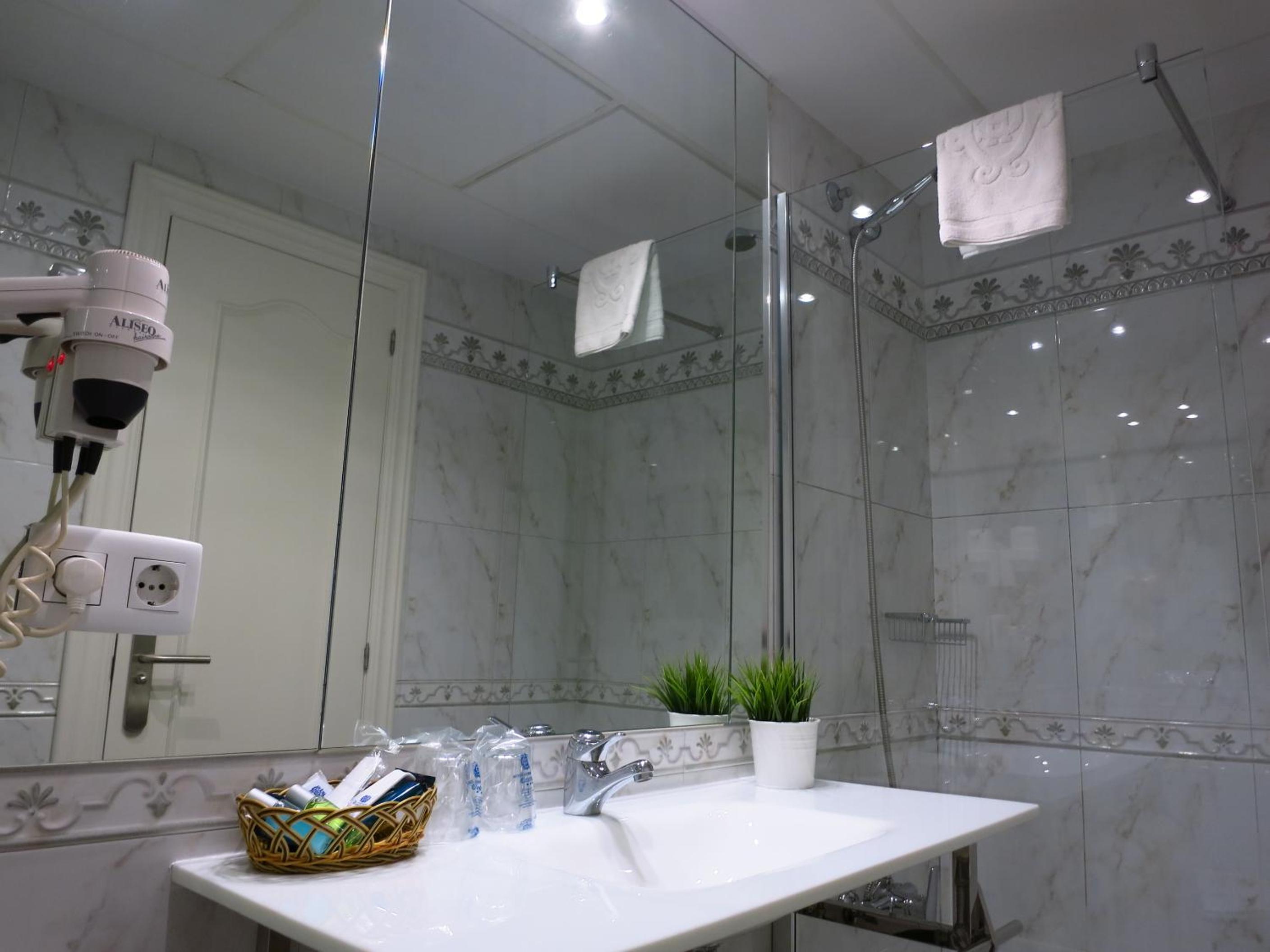 Double or Twin Room - Photo 10