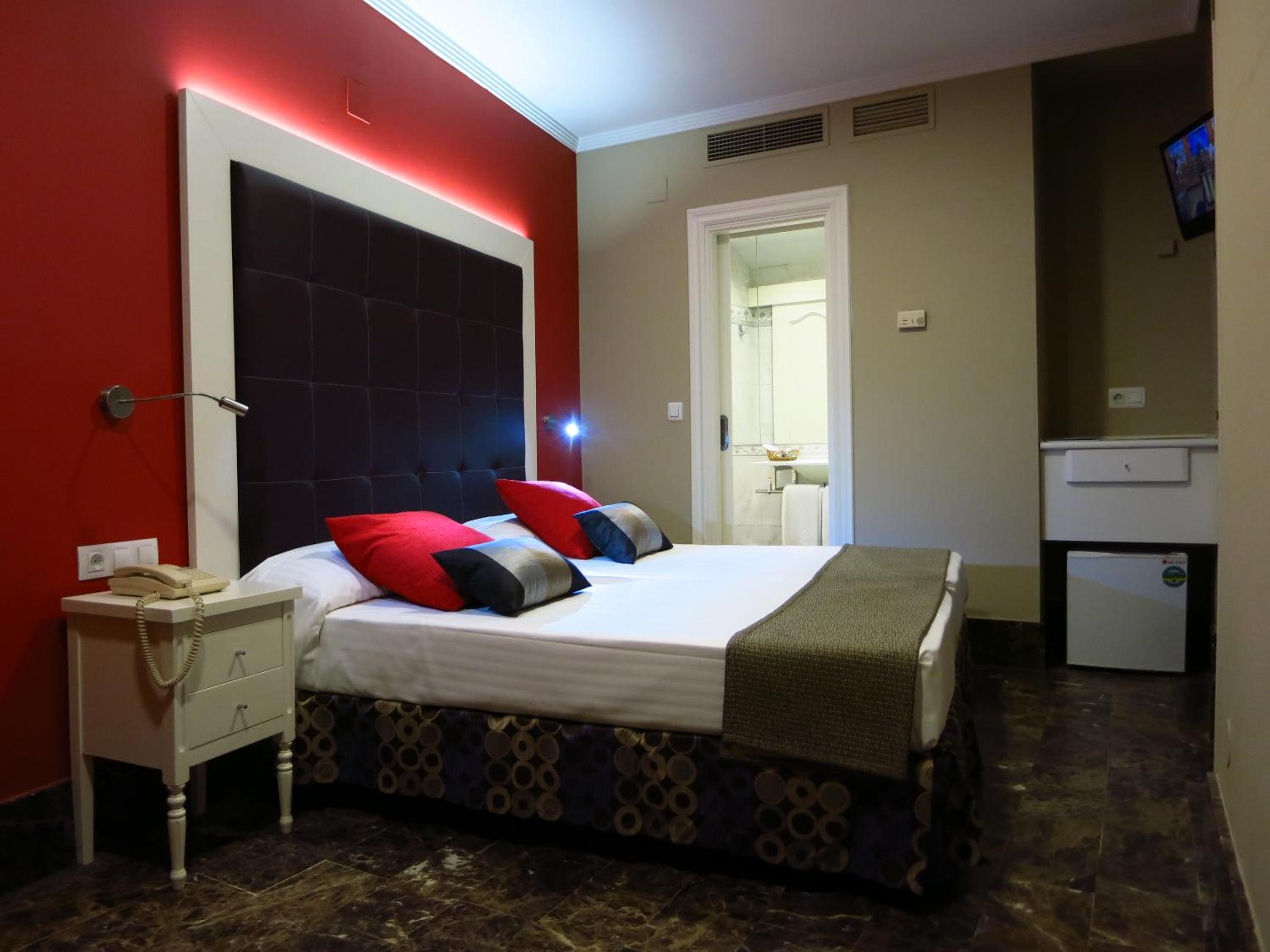 Double or Twin Room - Photo 13