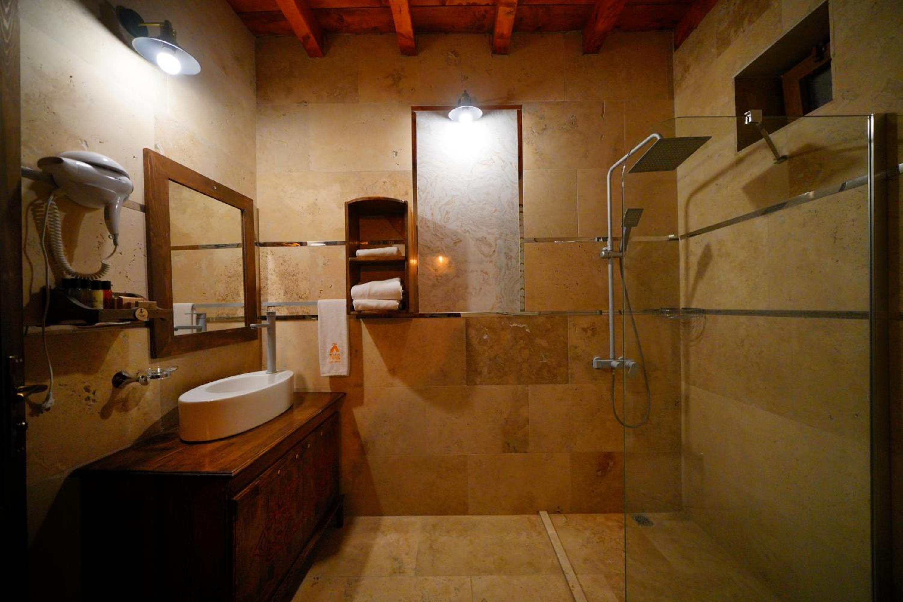Deluxe Suite with Spa Bath - Photo 7