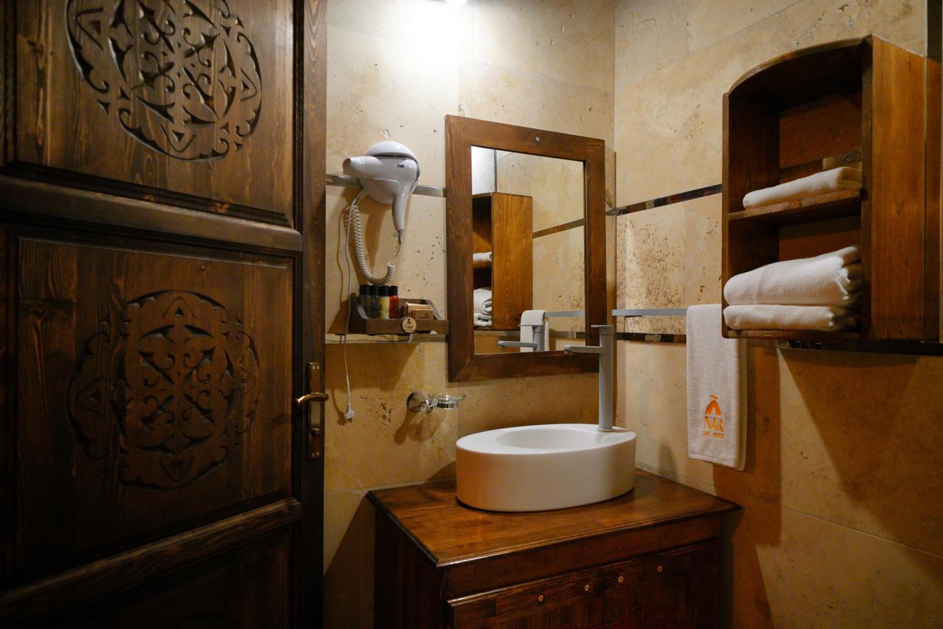 Deluxe Suite with Spa Bath - Photo 8