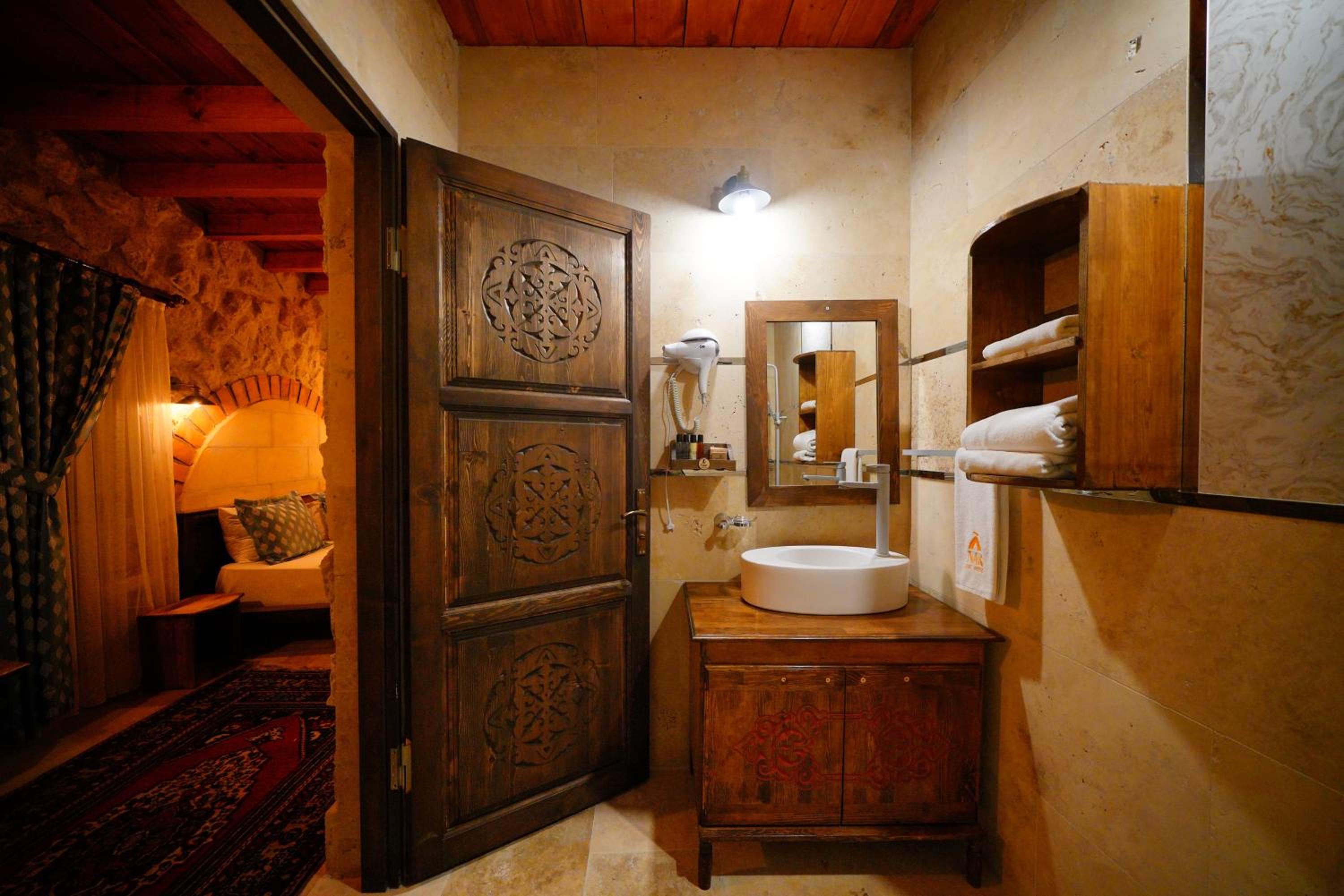 Deluxe Suite with Spa Bath - Photo 6