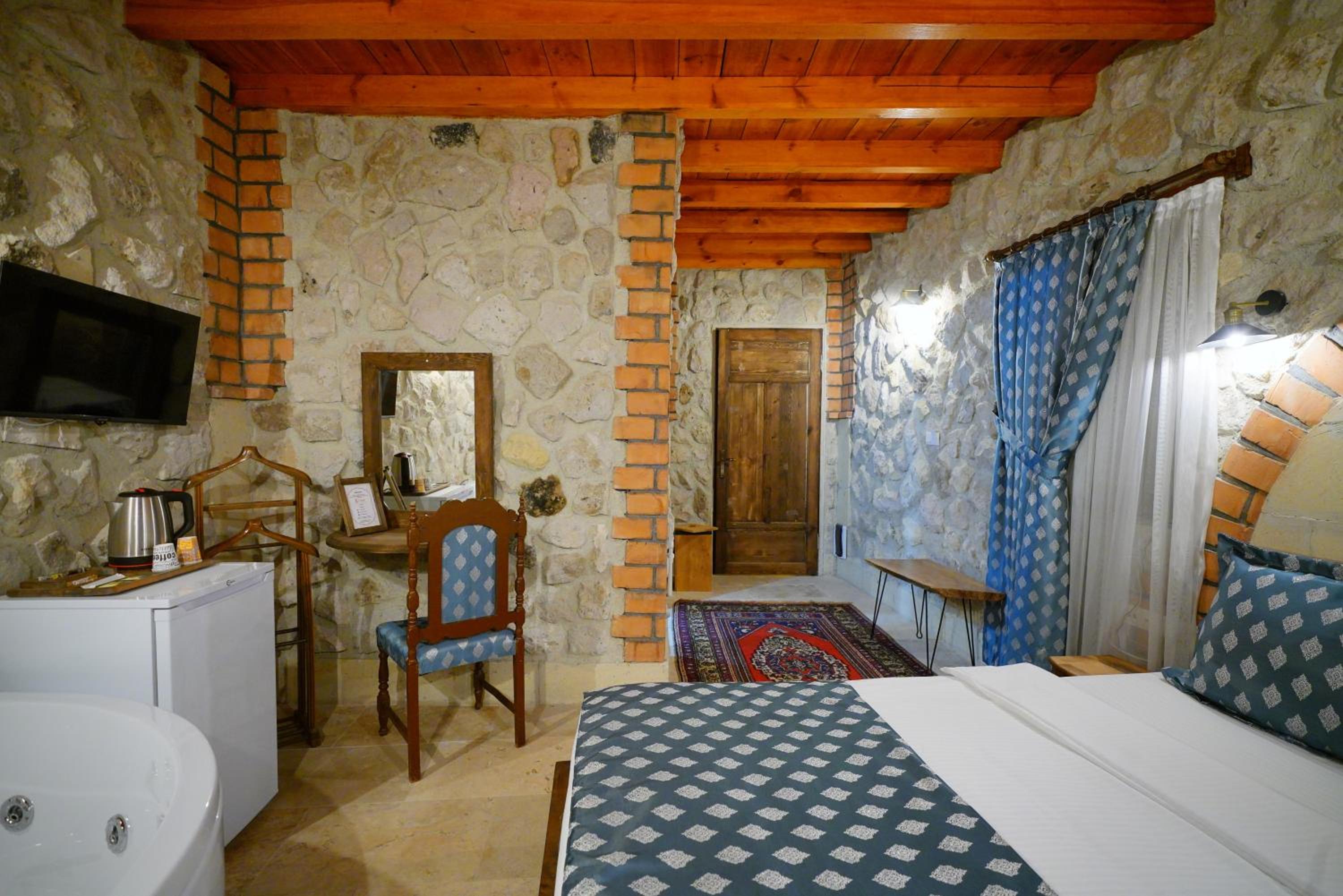 Deluxe Suite with Spa Bath - Photo 5