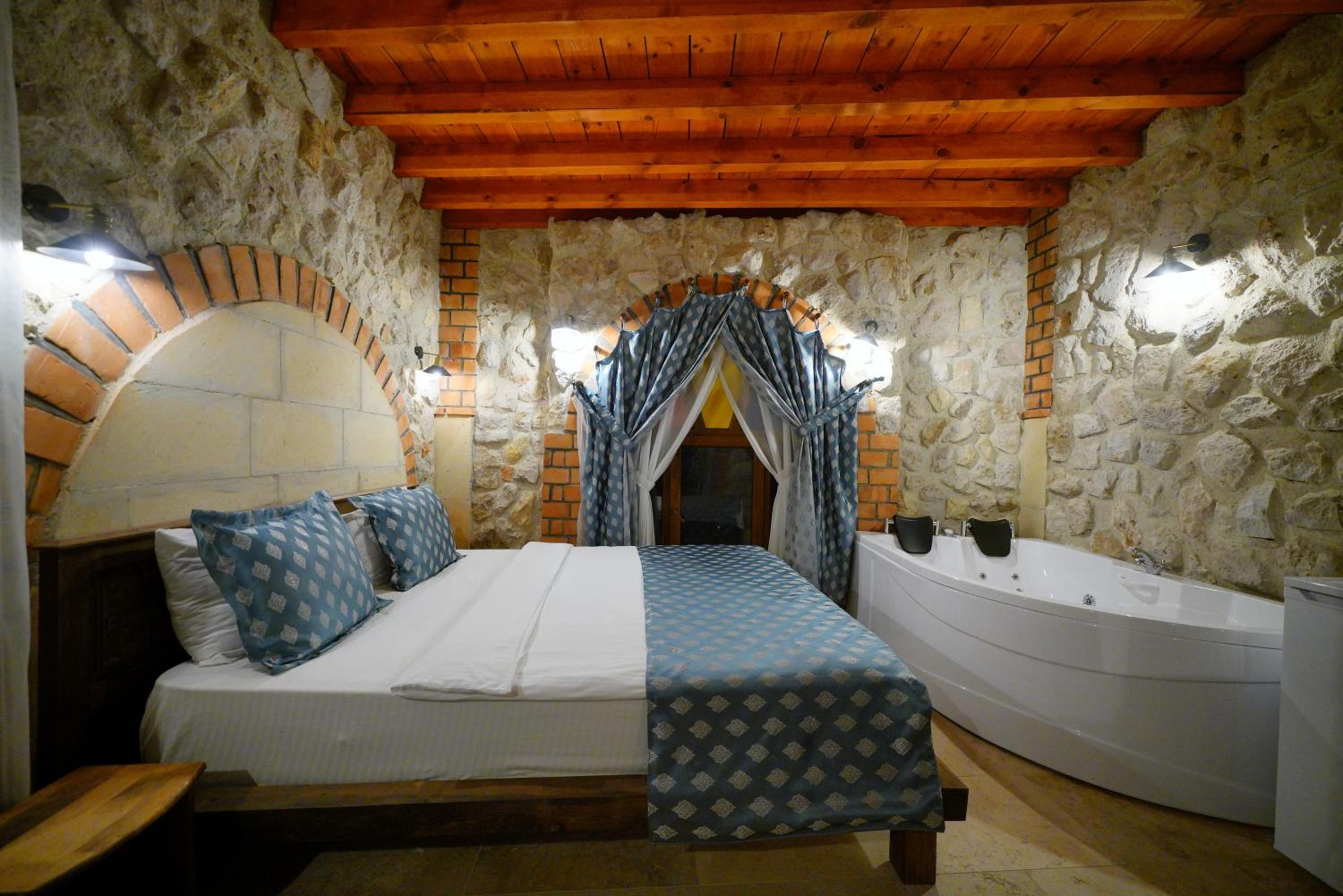 Deluxe Suite with Spa Bath - Photo 3