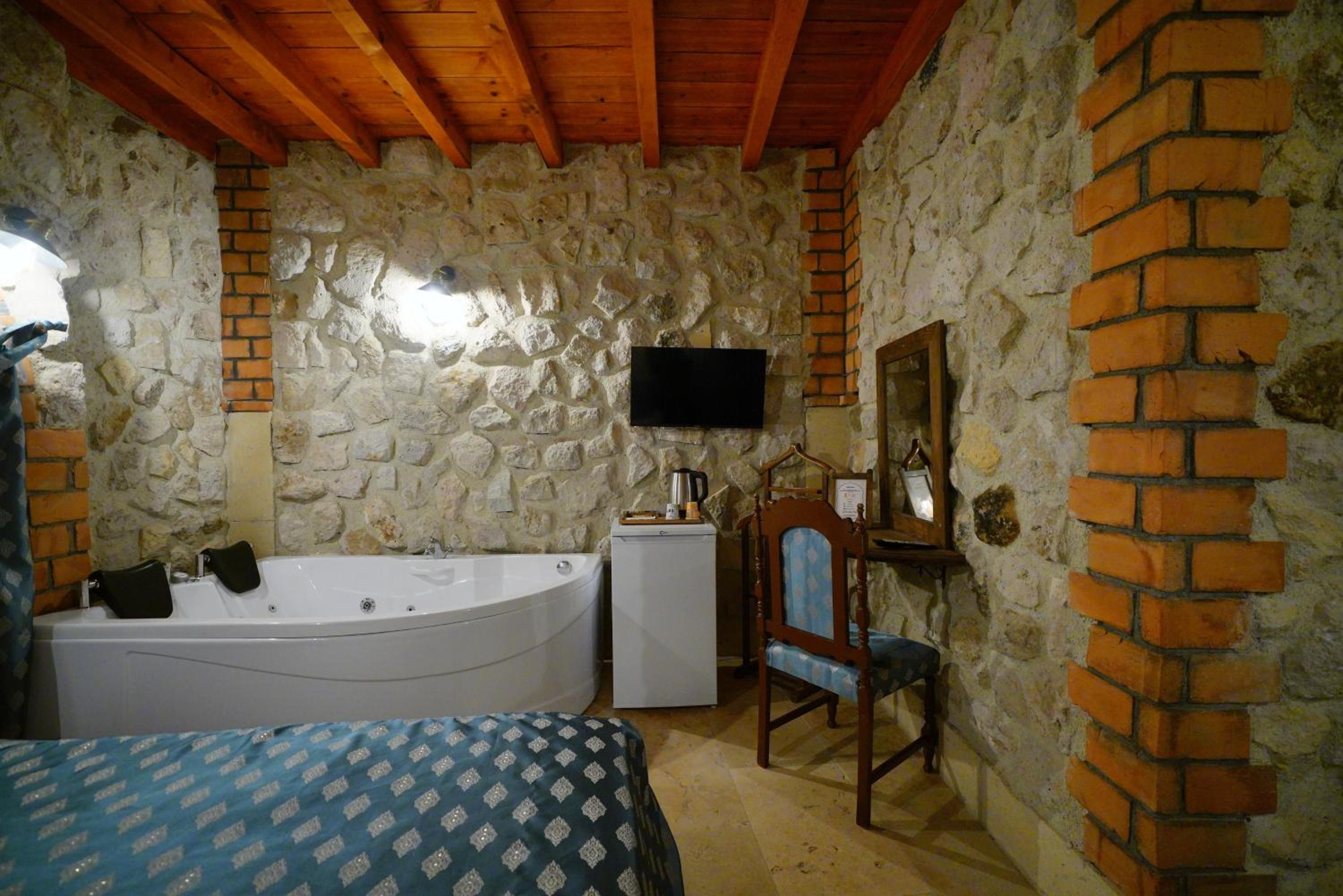 Deluxe Suite with Spa Bath - Photo 4