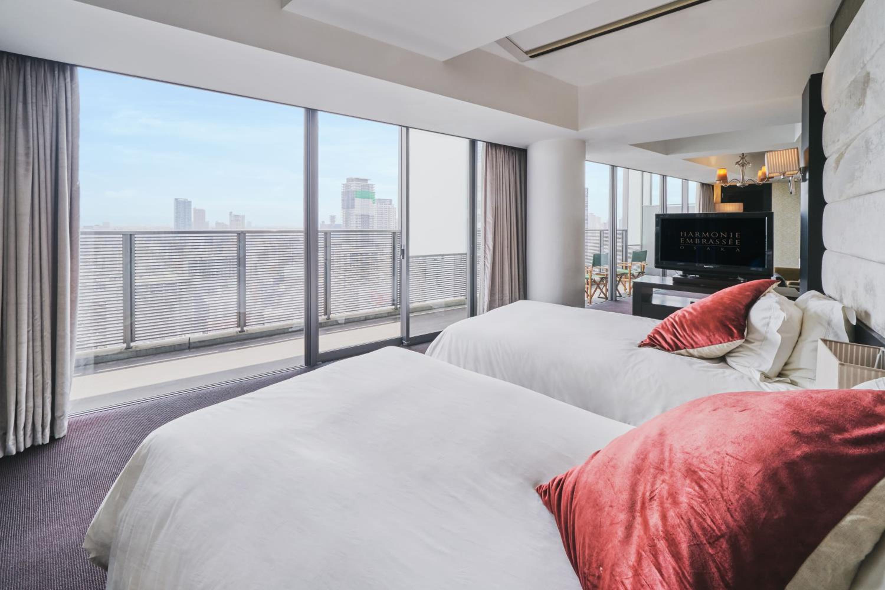 Deluxe Twin Room - Non-Smoking thumbnail 5