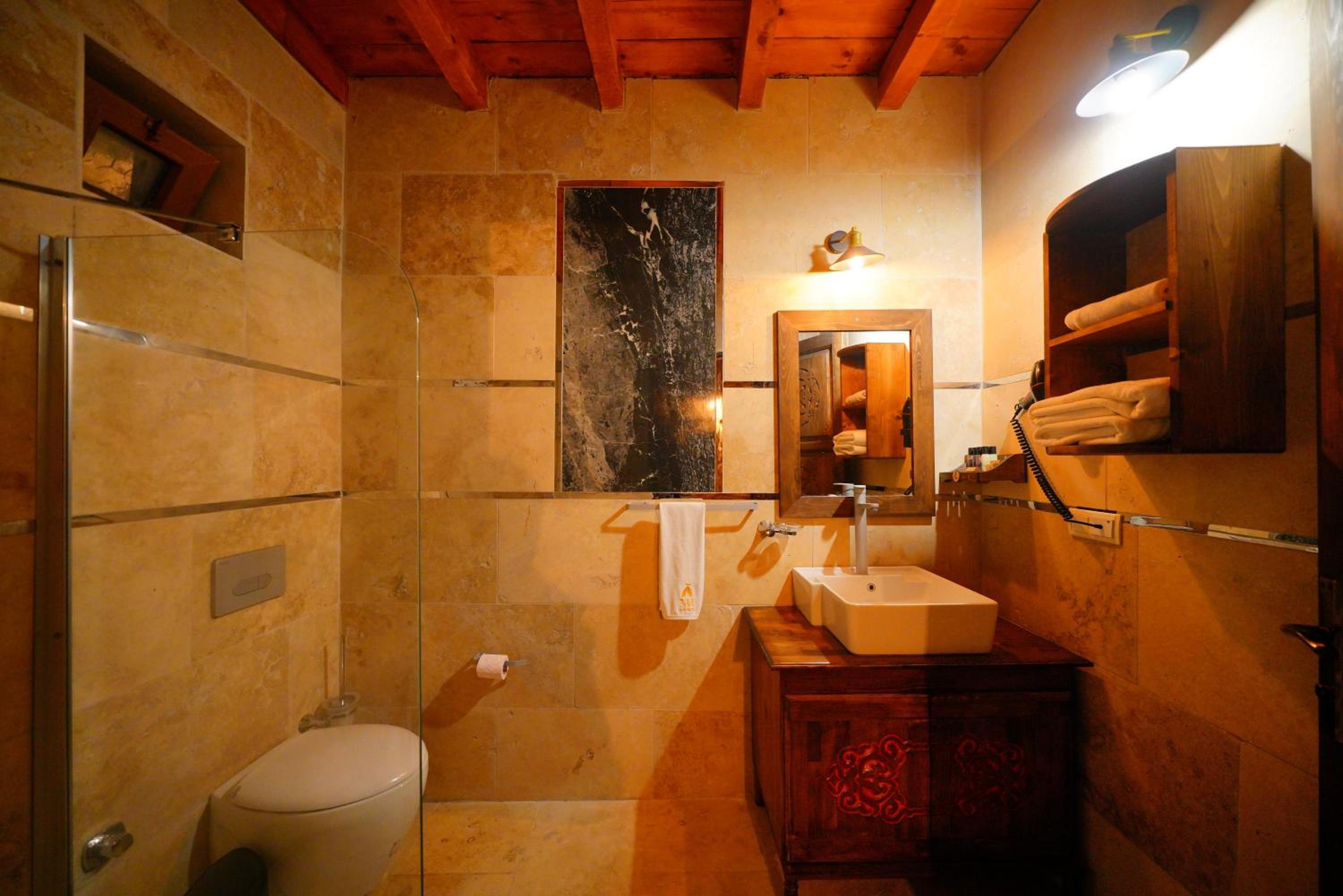 Queen Suite with Spa Bath - Photo 3