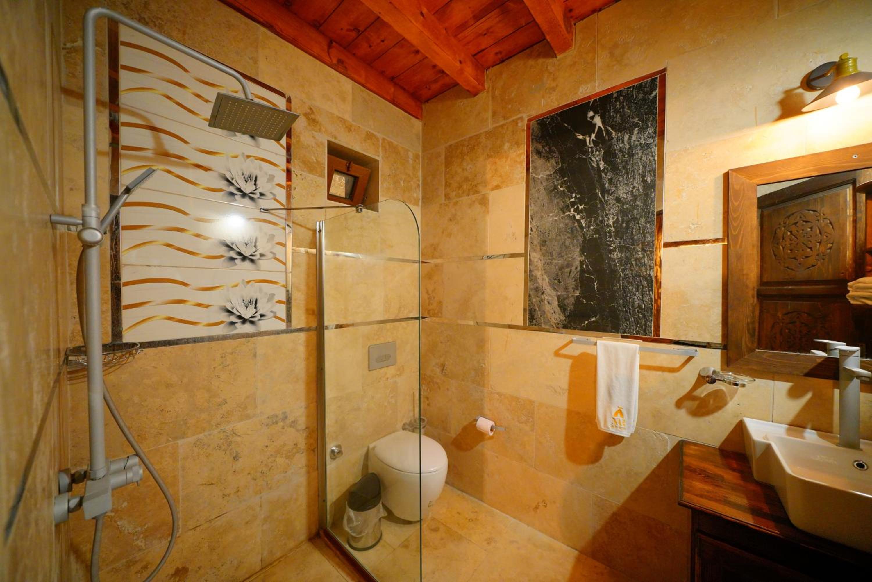 Queen Suite with Spa Bath - Photo 2