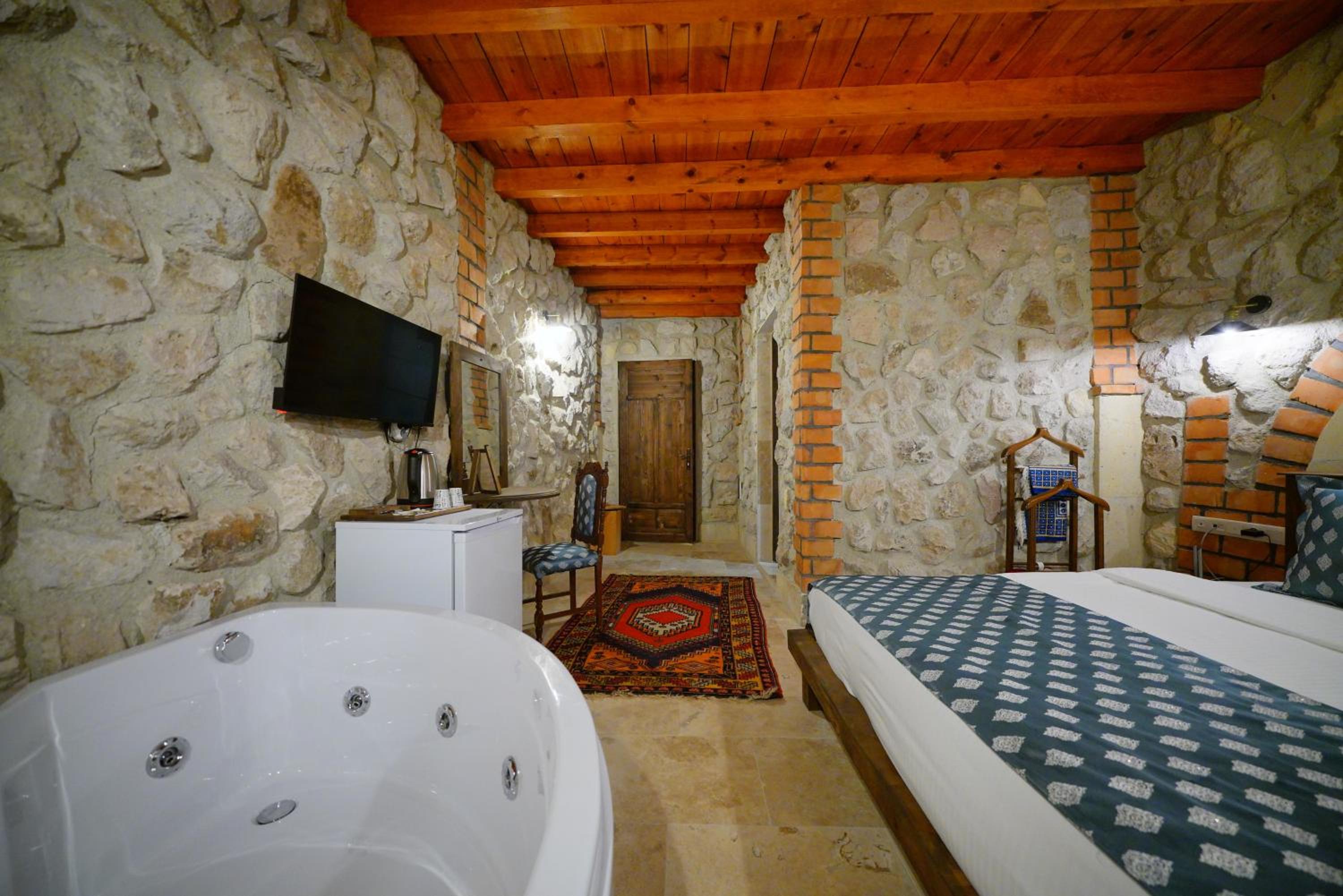 Queen Suite with Spa Bath - Photo 6
