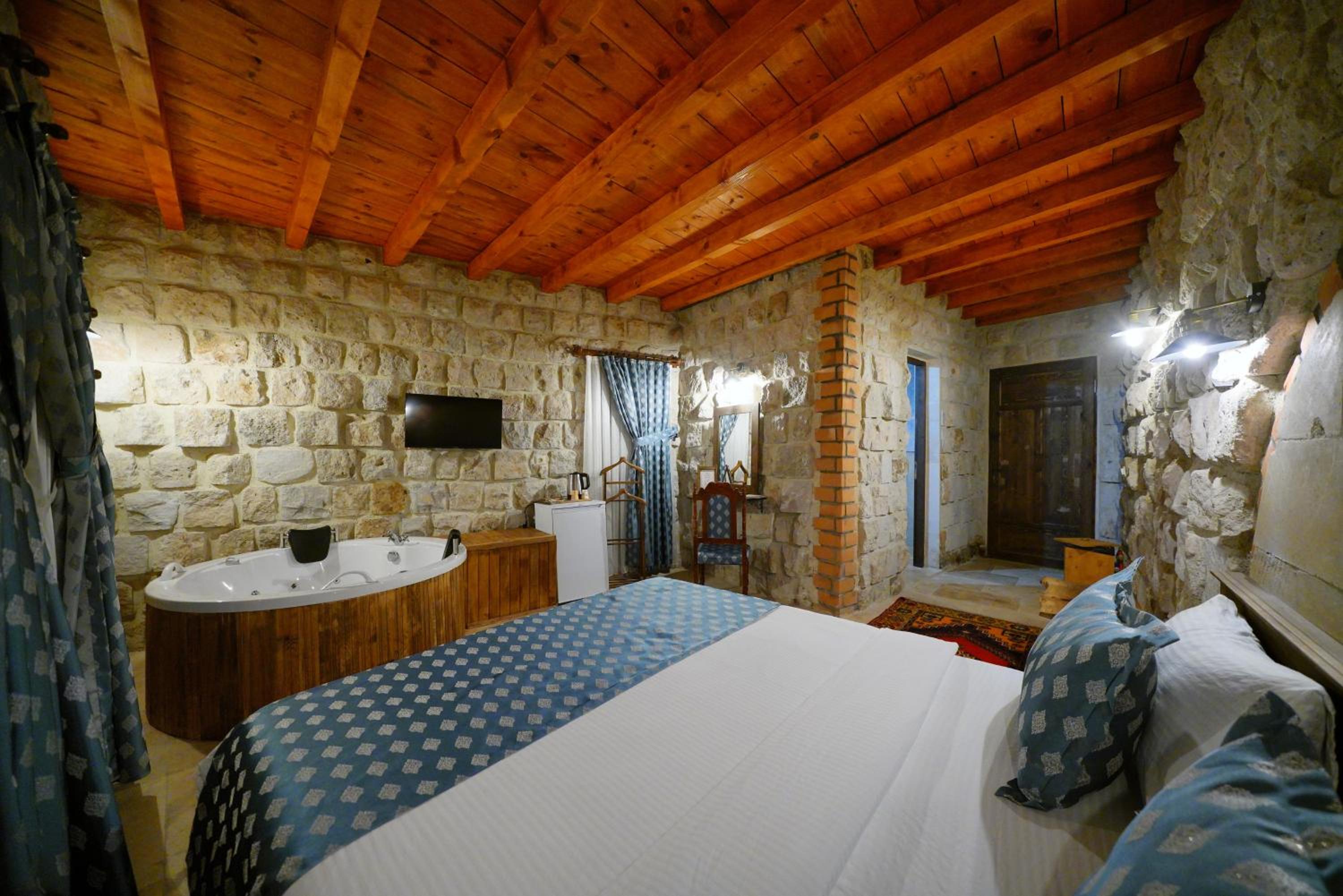 Deluxe Room - Photo 7