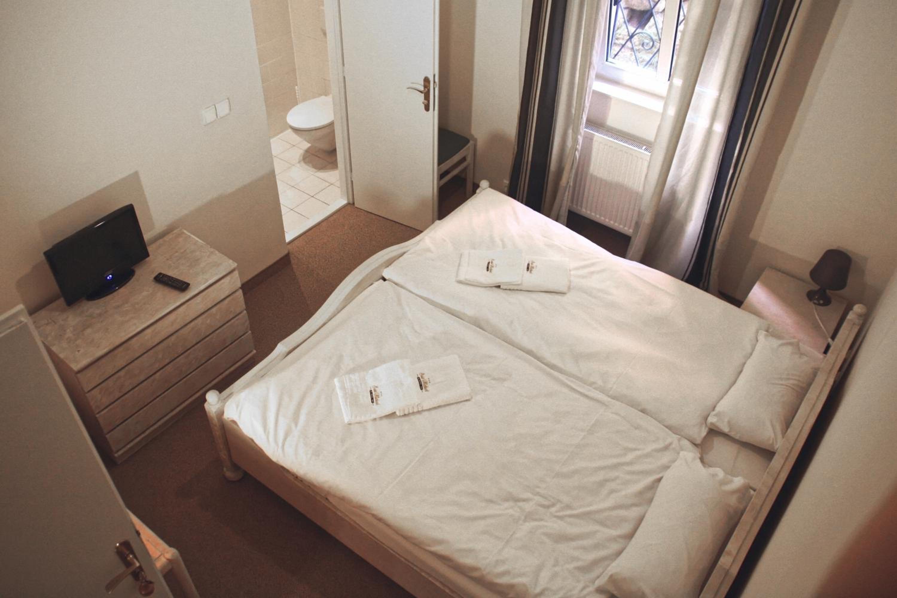 Budget Double Room with Rock View photo 3