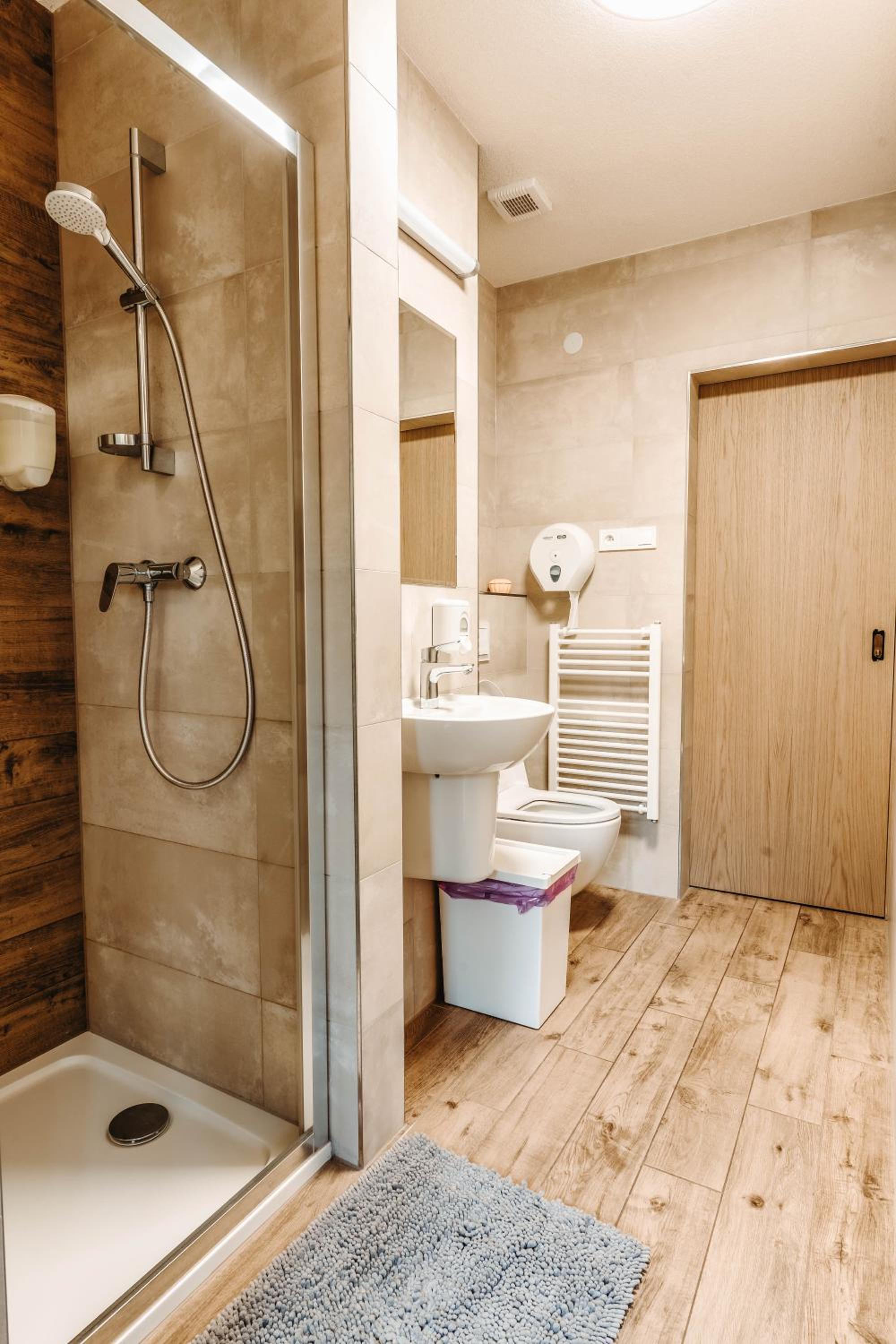 Single Room with Shared Bathroom photo 3